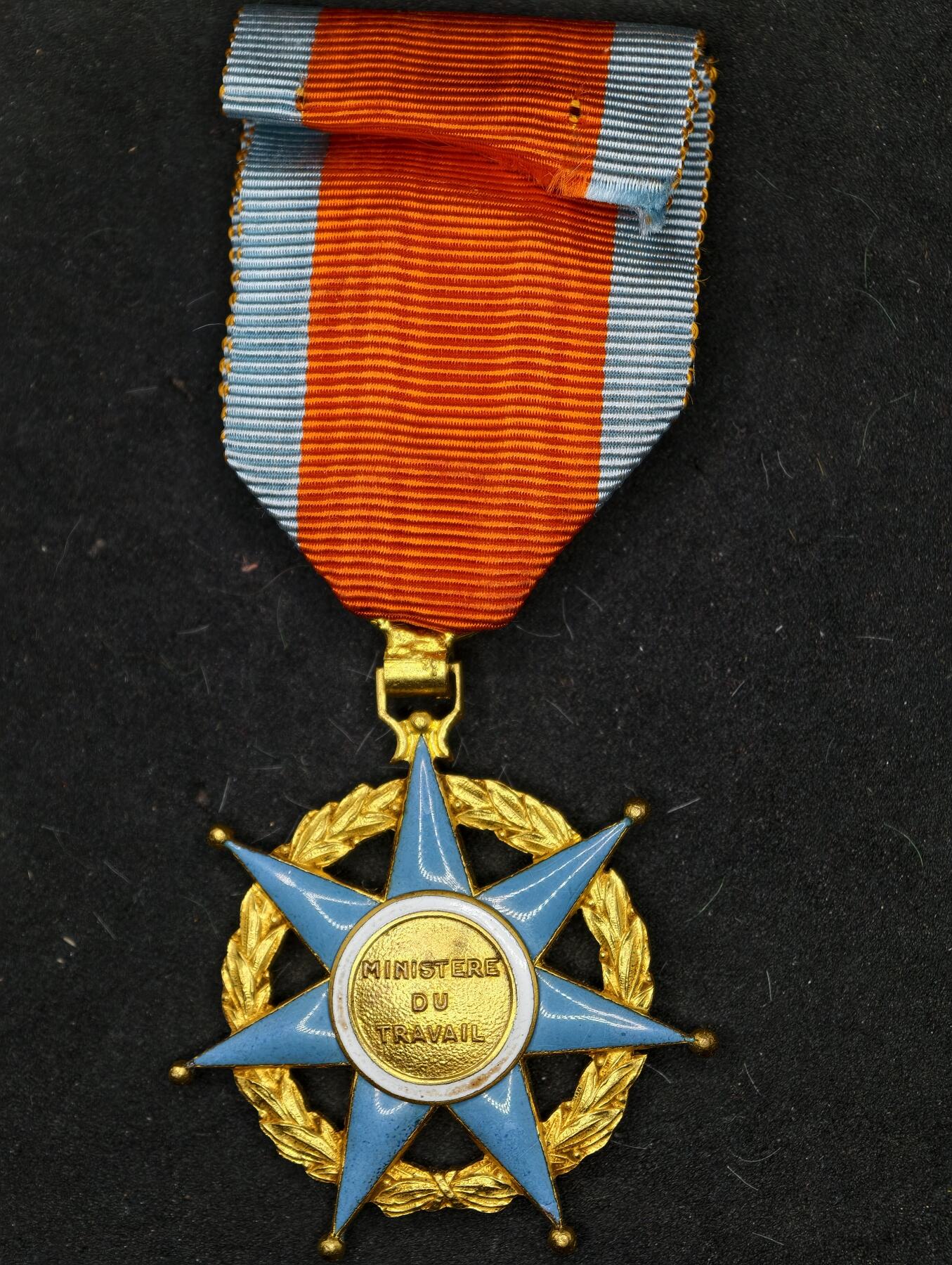 凯旋世界勋赏（第20期）（欢迎送拍）（对拍品有疑问请询问客服，不接受到手刀，出价默认拍品品相。请认真阅读拍卖规则！出价默认已认可！）（收到货请录制开箱视频，无视频概不处理问题。） 法国军官级社会功勋勋章