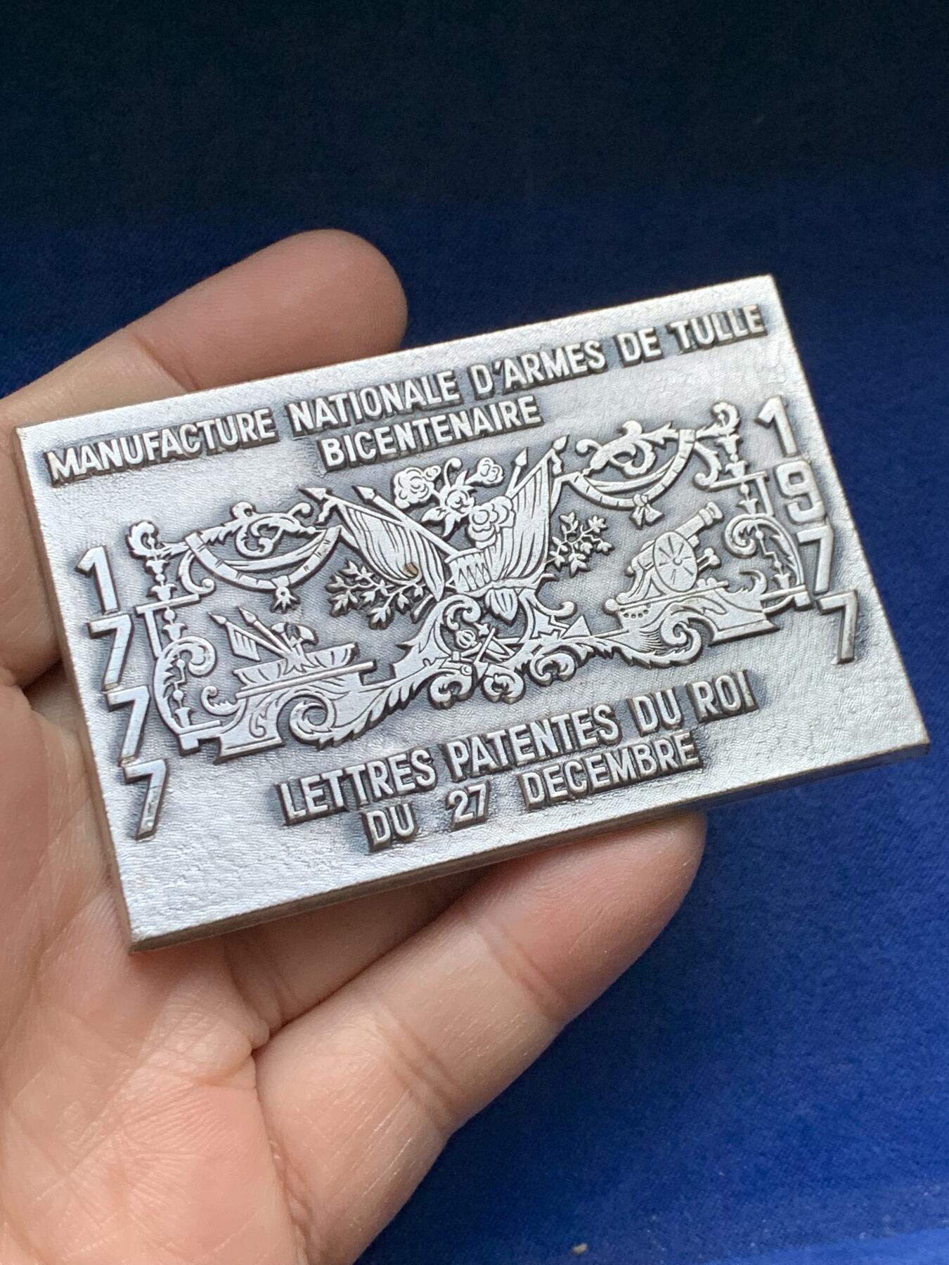 《竞宝斋》第443场 周日，周一，2场连拍 （全场包邮） 法国图勒国家兵工厂200周年方型纪念章 117.5克 50.7*76mm