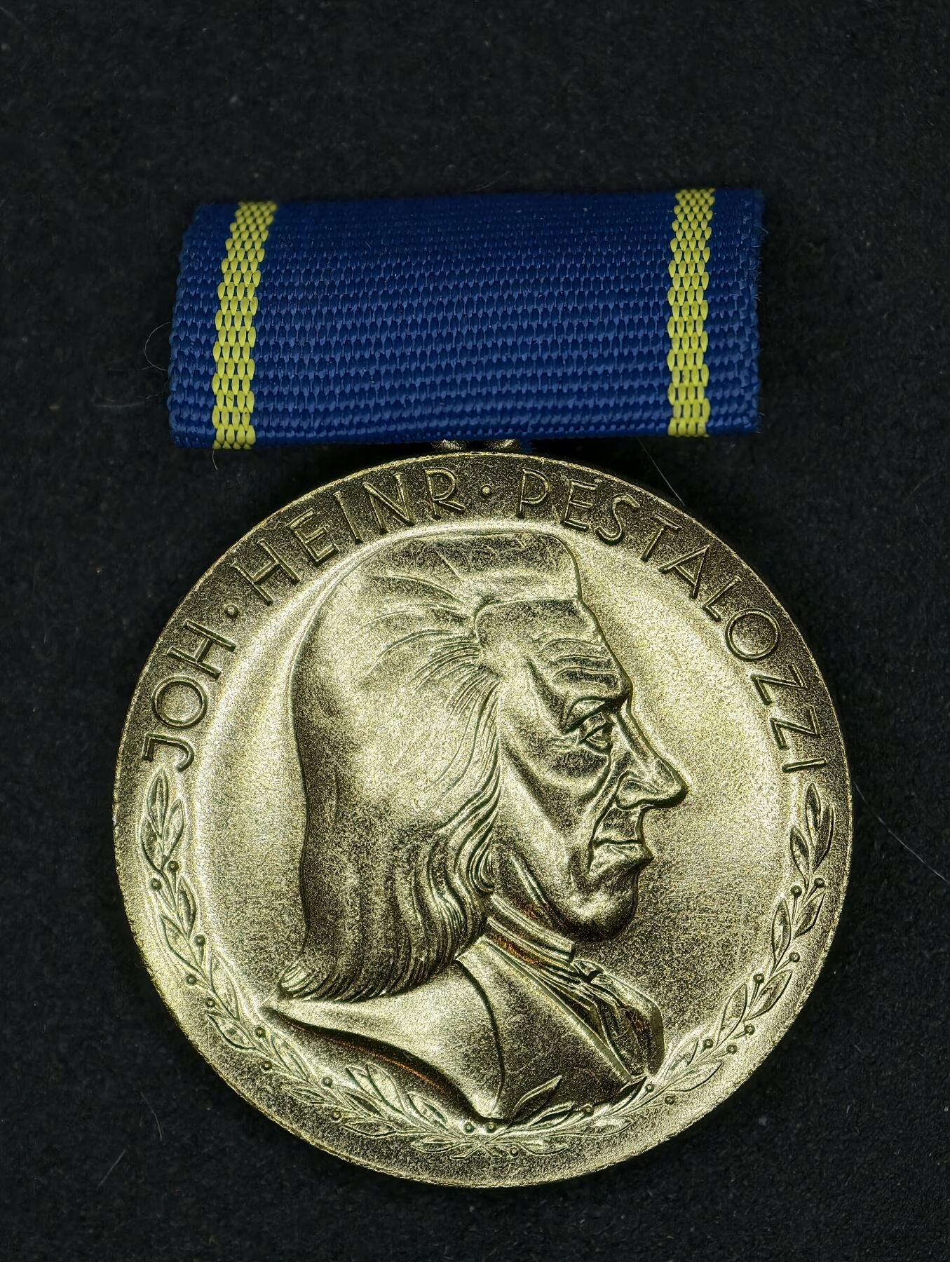 凯旋世界勋赏（第20期）（欢迎送拍）（对拍品有疑问请询问客服，不接受到手刀，出价默认拍品品相。请认真阅读拍卖规则！出价默认已认可！）（收到货请录制开箱视频，无视频概不处理问题。） DDR斐斯泰洛奇奖章