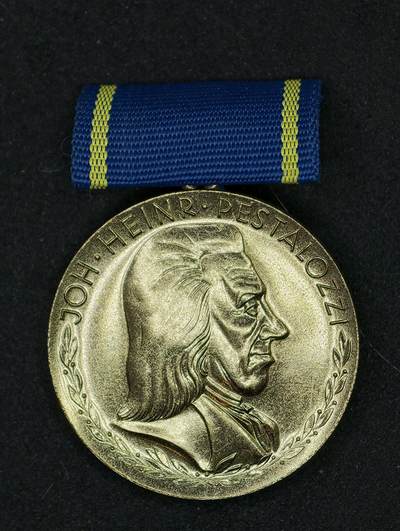 凯旋世界勋赏（第20期）（欢迎送拍）（对拍品有疑问请询问客服，不接受到手刀，出价默认拍品品相。请认真阅读拍卖规则！出价默认已认可！）（收到货请录制开箱视频，无视频概不处理问题。） - DDR斐斯泰洛奇奖章