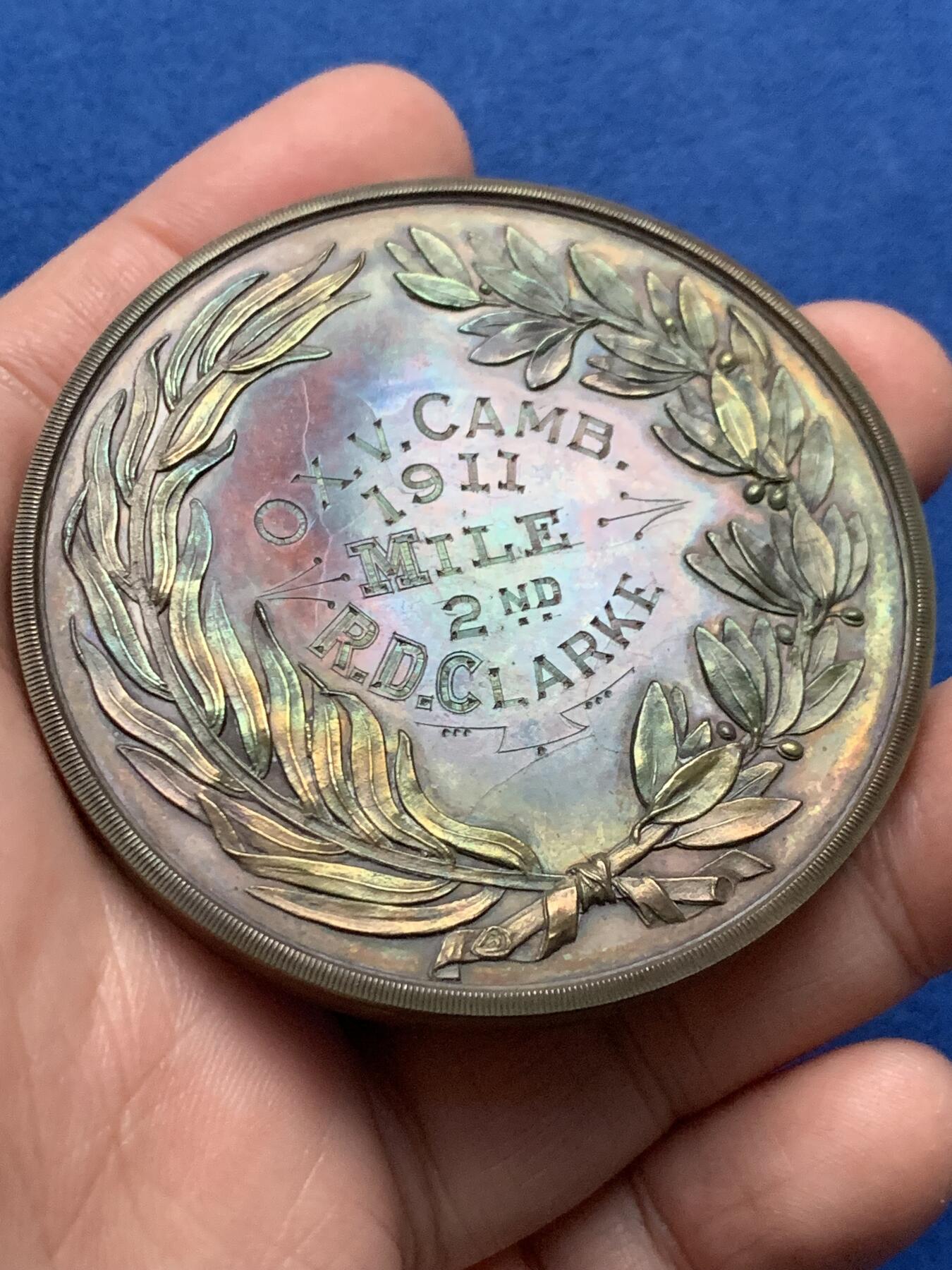 《竞宝斋》第443场 周日，周一，2场连拍 （全场包邮） 英国牛津和剑桥大学竞技运动1911年大型铜奖章，98.7克，60.2mm，盒装，用于牛津对决剑桥的运动赛事中，此章颁发给了一英里田径比赛的第二名R.D.C.LARKE