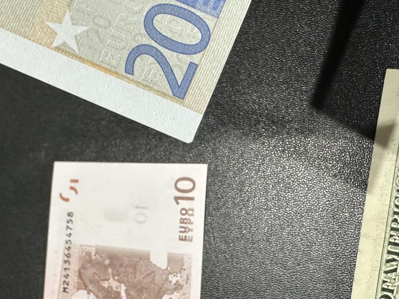 《外钞收藏家》第五百九十期（欧洲强钞、港币、硬通货及丰富裸币大拍场）（本平台长期征集拍品、欢迎藏友们联系合作） 二签10和20欧全新（20一个角不绝）+大头5美元全新轻微荧光瑕疵+百慕大2元A/1冠、萨尔多瓦全新 五张一起