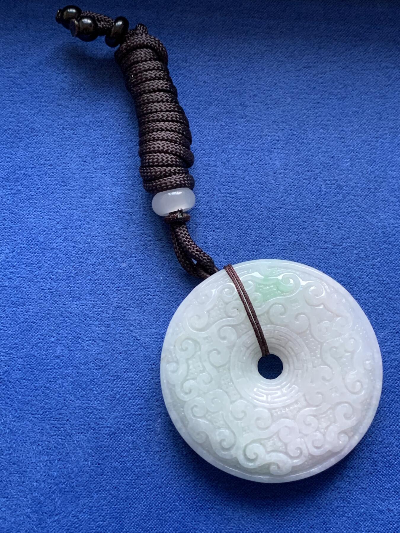 《竞宝斋》第443场 周日，周一，2场连拍 （全场包邮） 玉质平安扣手把件 50.1mm，厚度9.6mm左右，总重约47.6克，有裂纹，材质自辨，细节见图。