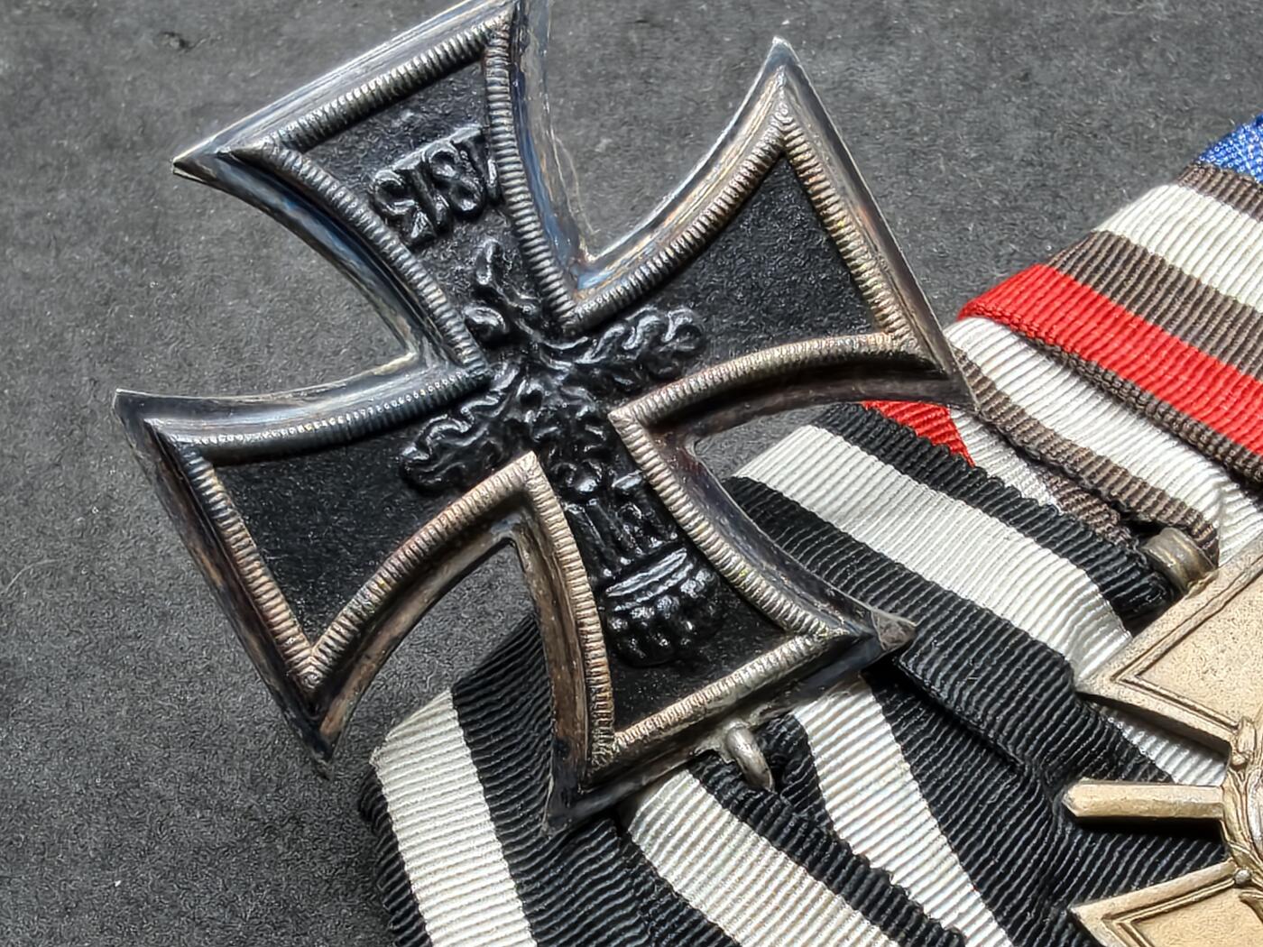 凯旋世界勋赏（第20期）（欢迎送拍）（对拍品有疑问请询问客服，不接受到手刀，出价默认拍品品相。请认真阅读拍卖规则！出价默认已认可！）（收到货请录制开箱视频，无视频概不处理问题。） 德国三联排，一战帝德一级铁十字，兴登堡十字，十二年服役