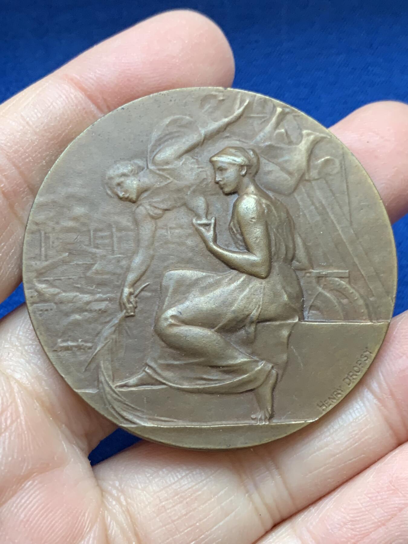 《竞宝斋》第443场 周日，周一，2场连拍 （全场包邮） 法国巴黎市建筑工会砌筑承包商联盟协会纪念章 55.6克 49.6mm 三角边铭