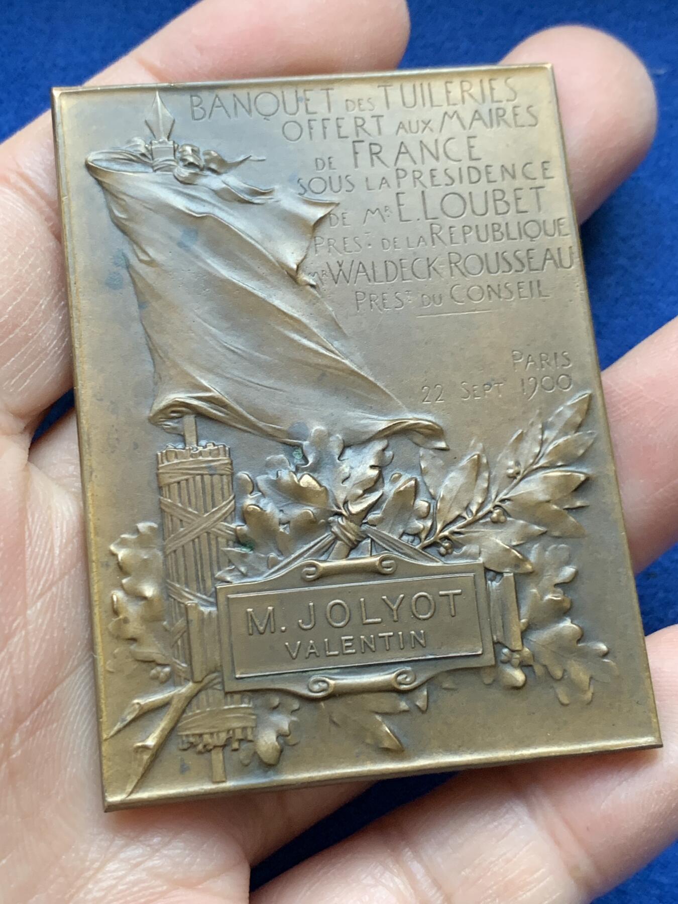 《竞宝斋》第443场 周日，周一，2场连拍 （全场包邮） 名家 F.Vernon作 1900年世界博览会期间杜乐丽宫法国市长宴会纪念方型铜章 75.7克 46.7*63.9mm 丰饶角铜标