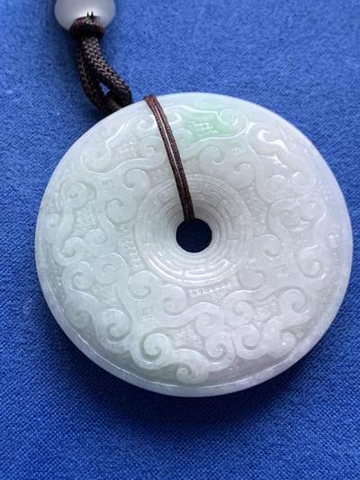 《竞宝斋》第443场 周日，周一，2场连拍 （全场包邮） - 玉质平安扣手把件 50.1mm，厚度9.6mm左右，总重约47.6克，有裂纹，材质自辨，细节见图。