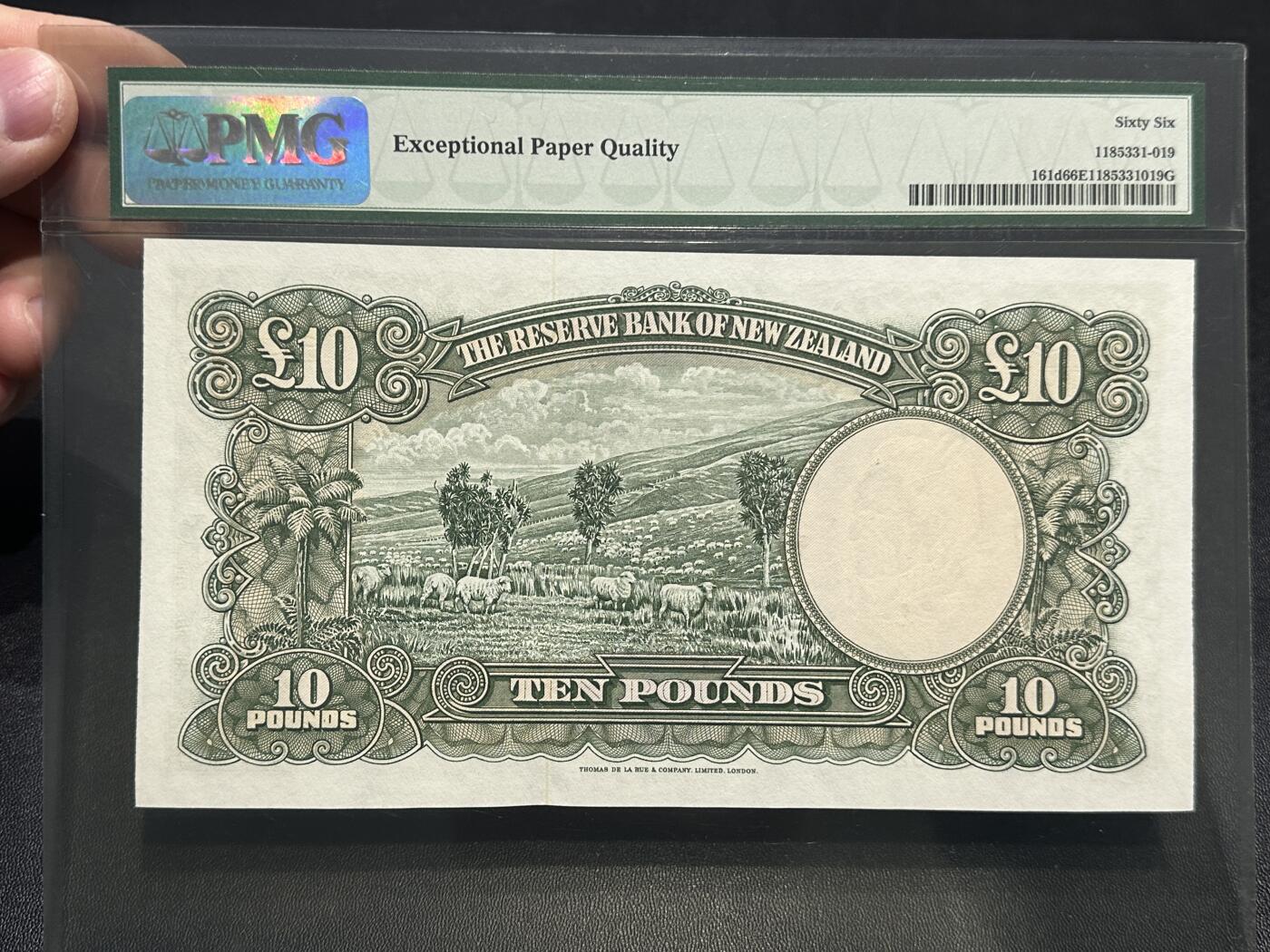 《外钞收藏家》第五百九十期（欧洲强钞、港币、硬通货及丰富裸币大拍场）（本平台长期征集拍品、欢迎藏友们联系合作） 1967年新西兰联邦版10镑 库克船长 PMG66 二代老壳