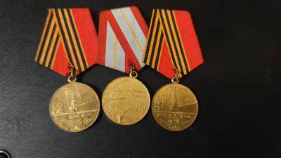 全场0元起拍，周日（12.5）下午5点开始，第69期 - 苏联周年纪念章一组。有锈迹