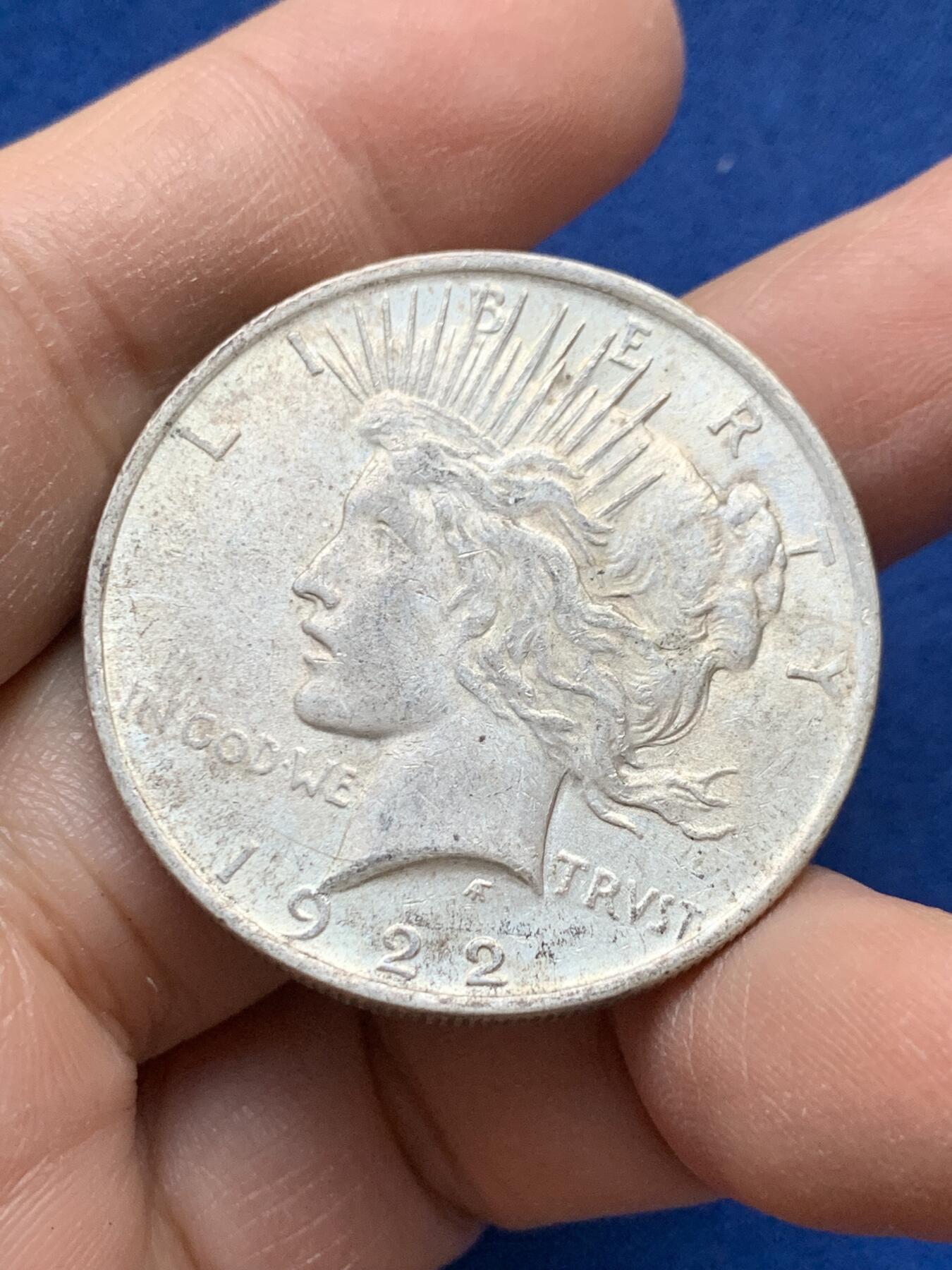 《竞宝斋》第443场 周日，周一，2场连拍 （全场包邮） 美国1922年和平银币，币面不平，微翘。