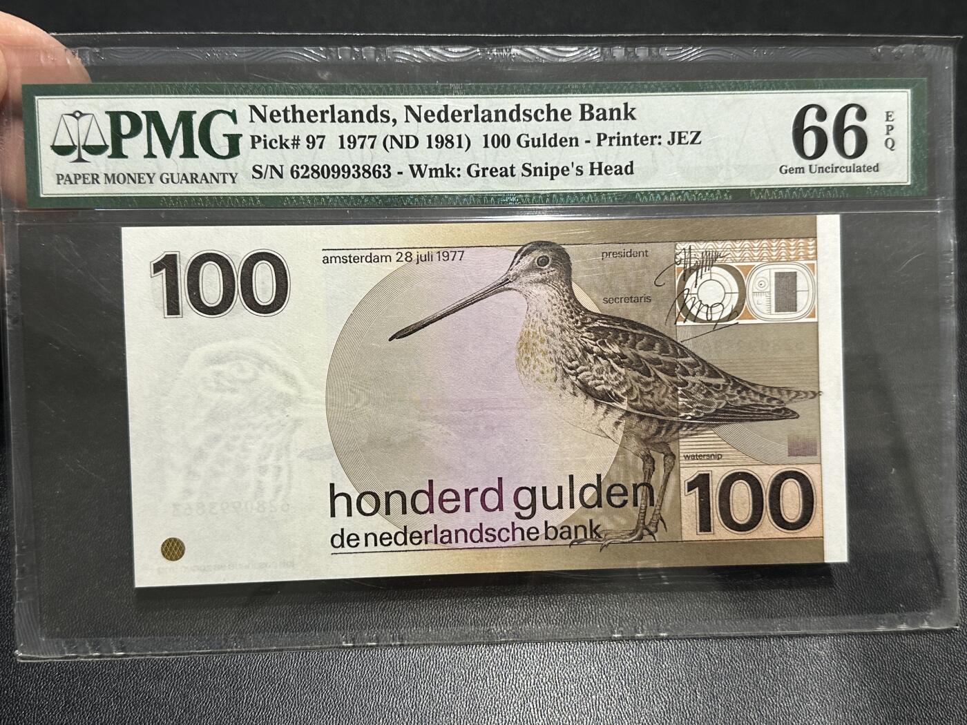 《外钞收藏家》第五百九十期（欧洲强钞、港币、硬通货及丰富裸币大拍场）（本平台长期征集拍品、欢迎藏友们联系合作） 1977年荷兰水鸟100盾 PMG66 无47靓号