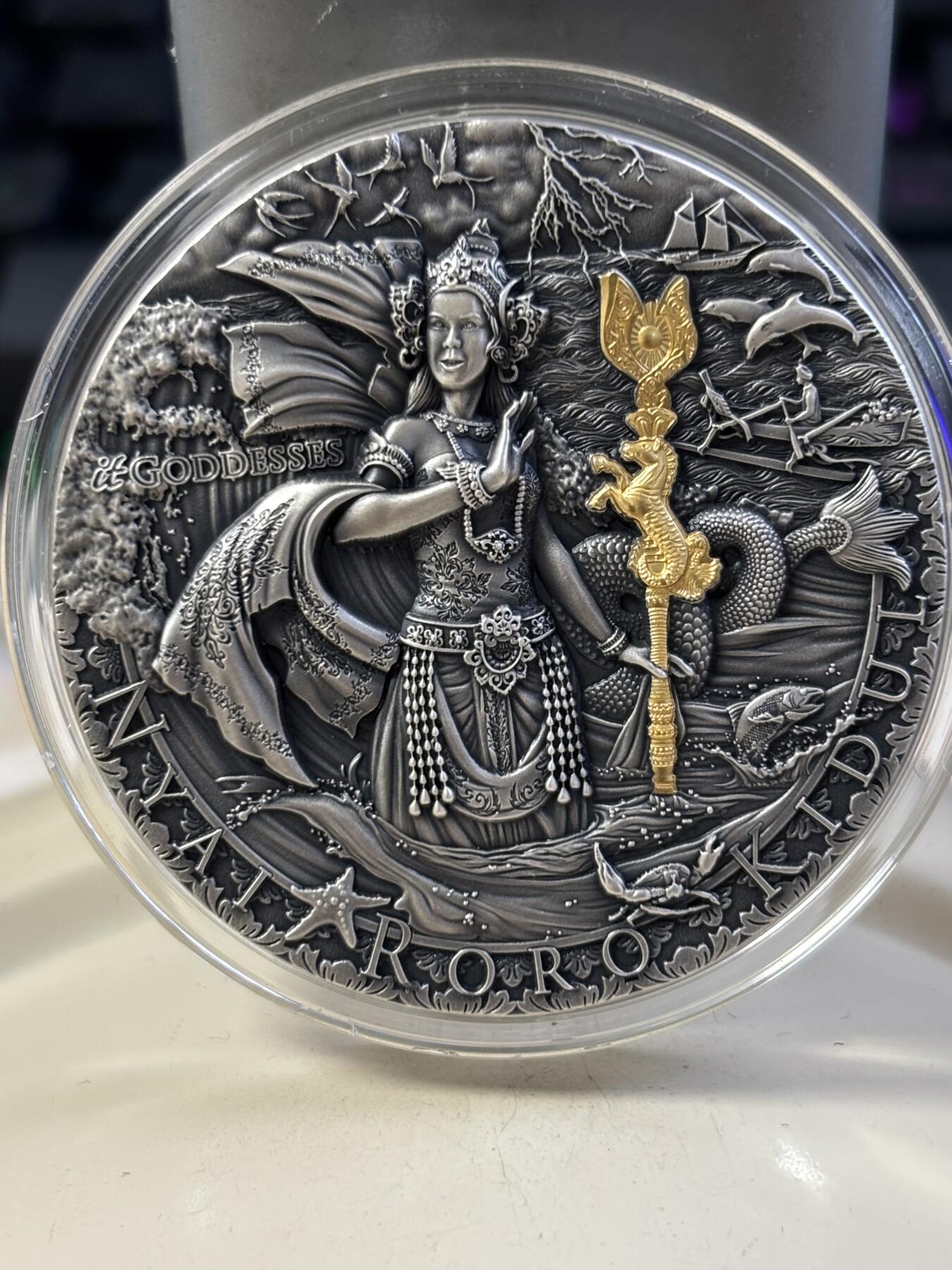 第184期拍卖 纽埃2020年南海女王2盎司高浮雕镀金纪念银币，999银，发行量500枚