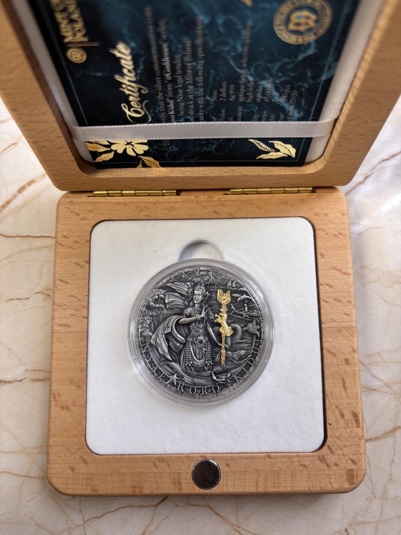 第184期拍卖 纽埃2020年南海女王2盎司高浮雕镀金纪念银币，999银，发行量500枚