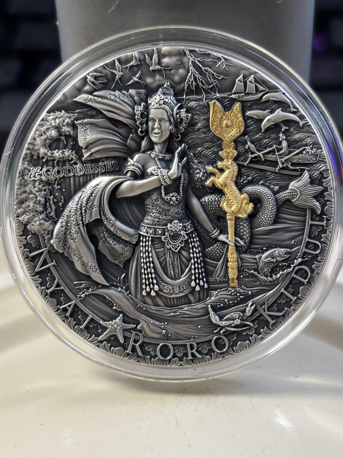 第184期拍卖 纽埃2020年南海女王2盎司高浮雕镀金纪念银币，999银，发行量500枚