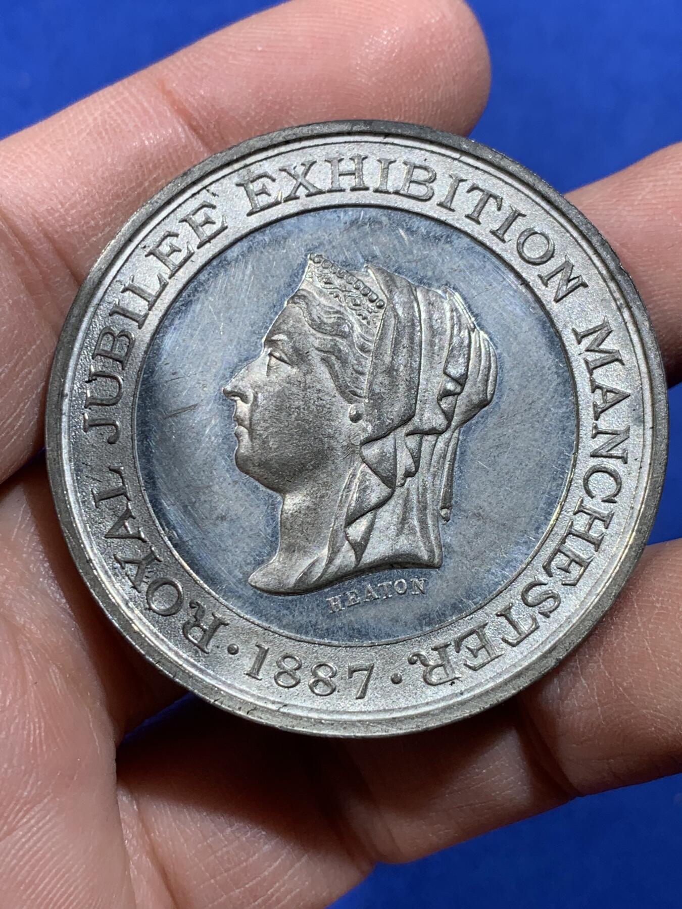 《竞宝斋》第443场 周日，周一，2场连拍 （全场包邮） 英国1887维多利亚女王曼彻斯特皇家禧年纪念大章，高浮雕白色金属，远比铜章稀少，直径44.7mm，重量32.9g，带盒。