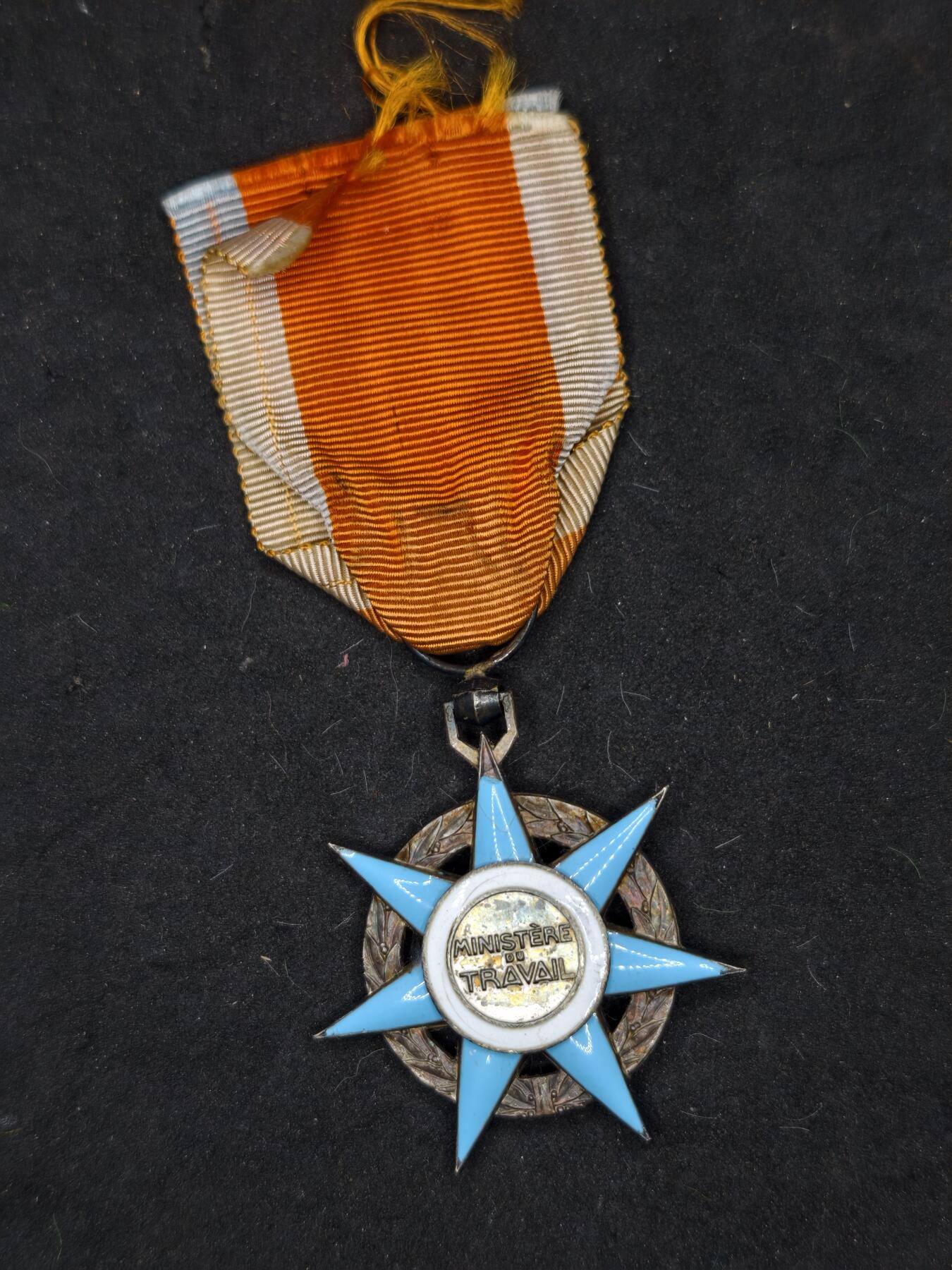 凯旋世界勋赏（第20期）（欢迎送拍）（对拍品有疑问请询问客服，不接受到手刀，出价默认拍品品相。请认真阅读拍卖规则！出价默认已认可！）（收到货请录制开箱视频，无视频概不处理问题。） 法国骑士级社会功勋勋章银制