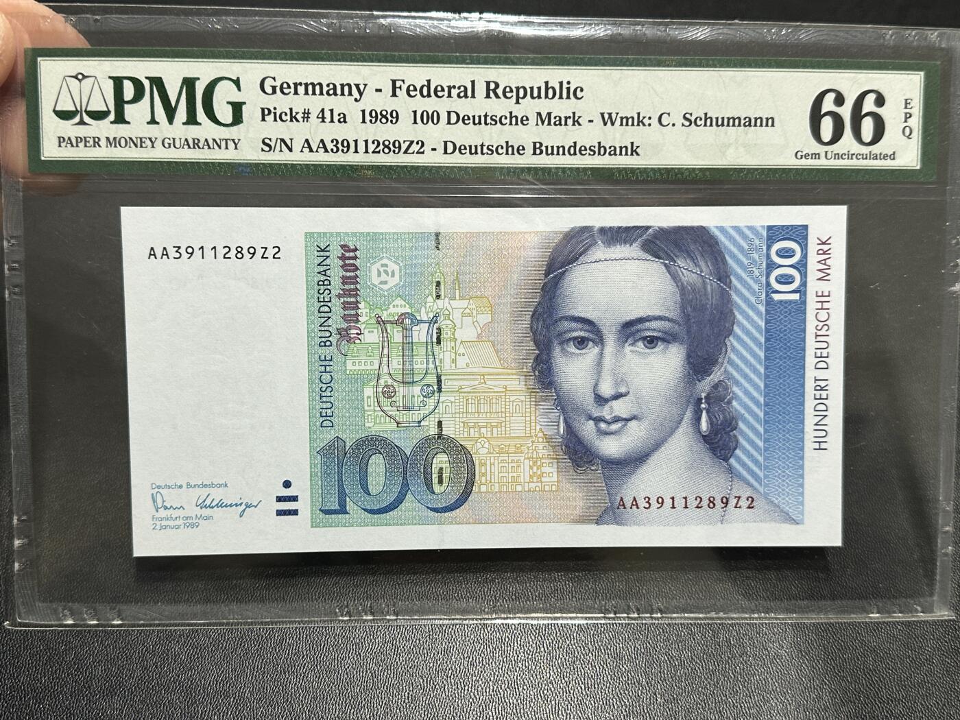 《外钞收藏家》第五百九十期（欧洲强钞、港币、硬通货及丰富裸币大拍场）（本平台长期征集拍品、欢迎藏友们联系合作） 1989年德国100马克 克拉拉 初版 AA冠 PMG66 无47靓号