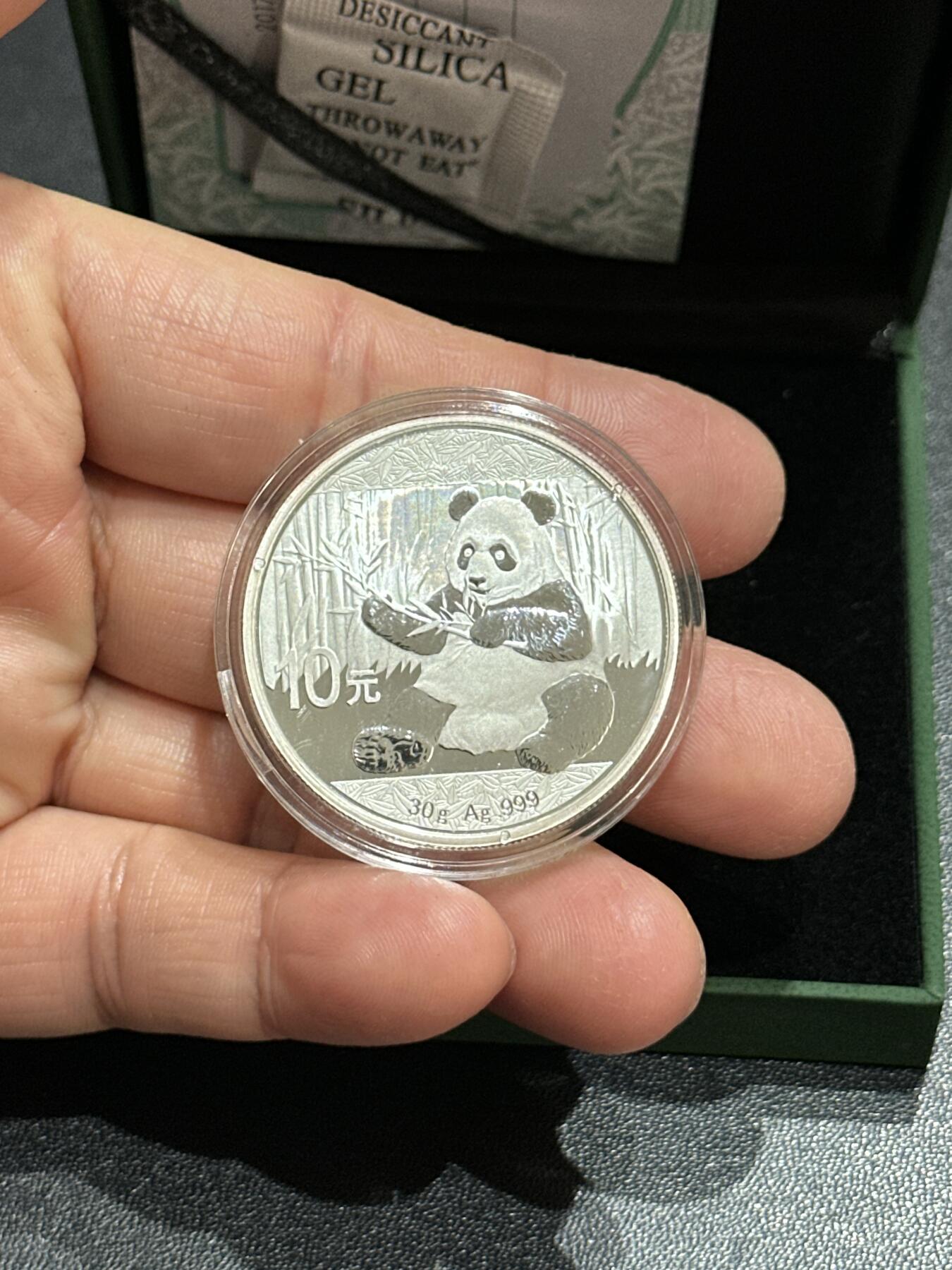 《外钞收藏家》第五百九十期（欧洲强钞、港币、硬通货及丰富裸币大拍场）（本平台长期征集拍品、欢迎藏友们联系合作） 2016年熊猫银币 30克 带证书和盒子