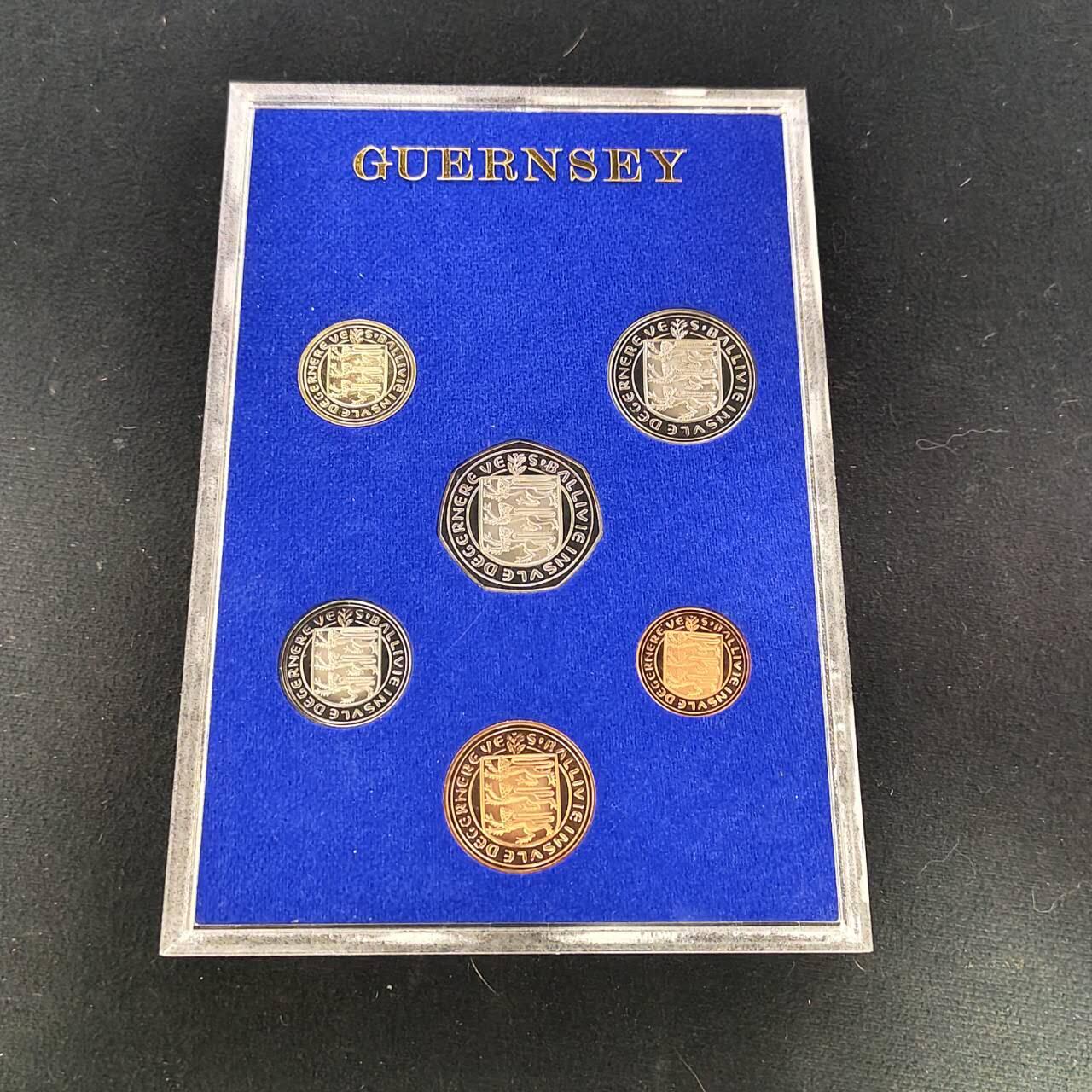 【全场包邮】纯粹捡漏拍485场（免费代拍第22场） 根西1981年官方发行皇家厂经典信封装精制套币-含根西百合1镑精制币-盒证全-PS9