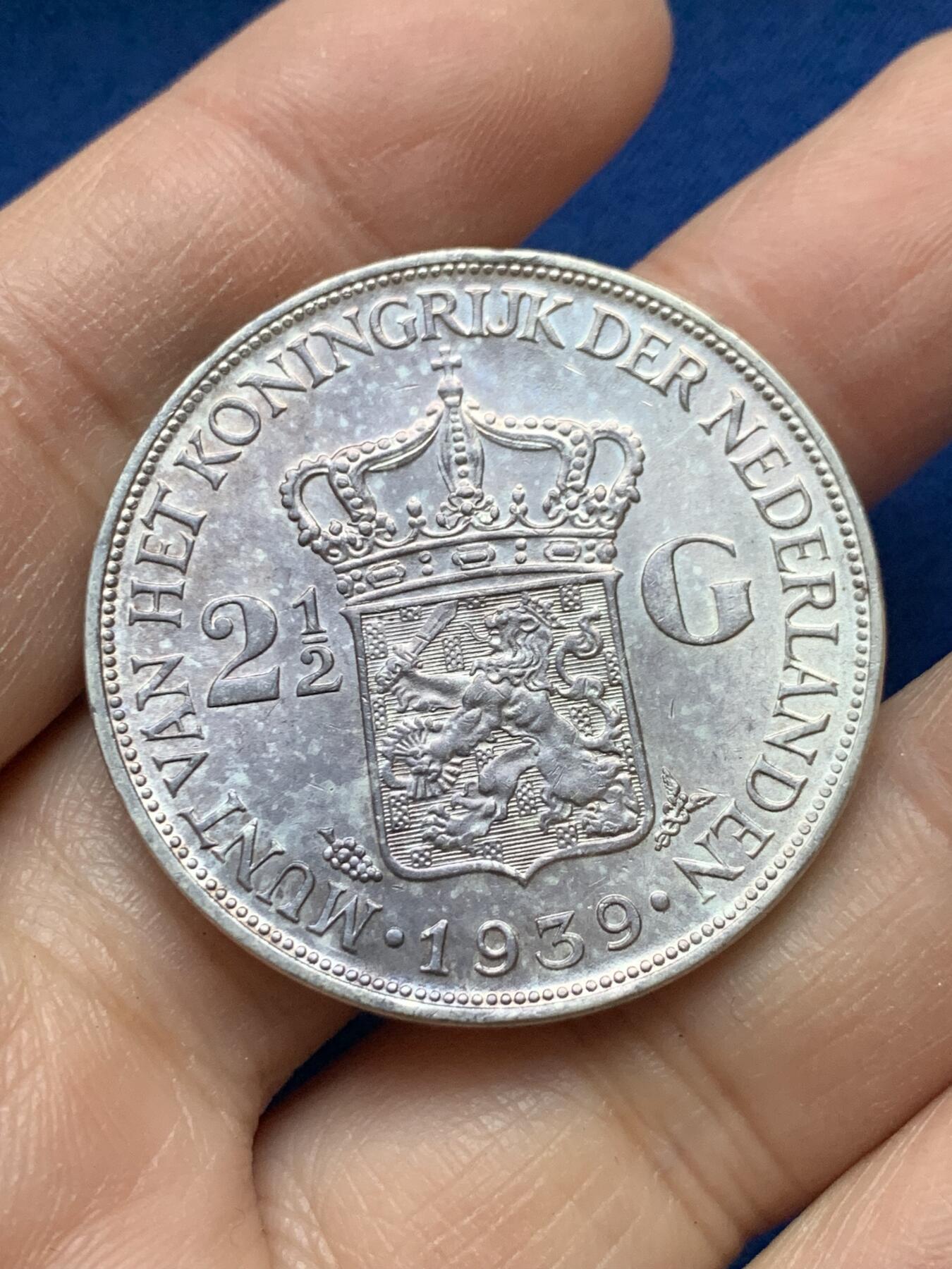 《竞宝斋》第443场 周日，周一，2场连拍 （全场包邮） 荷兰1939年威廉明娜2.5盾大银币 好品，光度漂亮，好看的紫罗兰彩