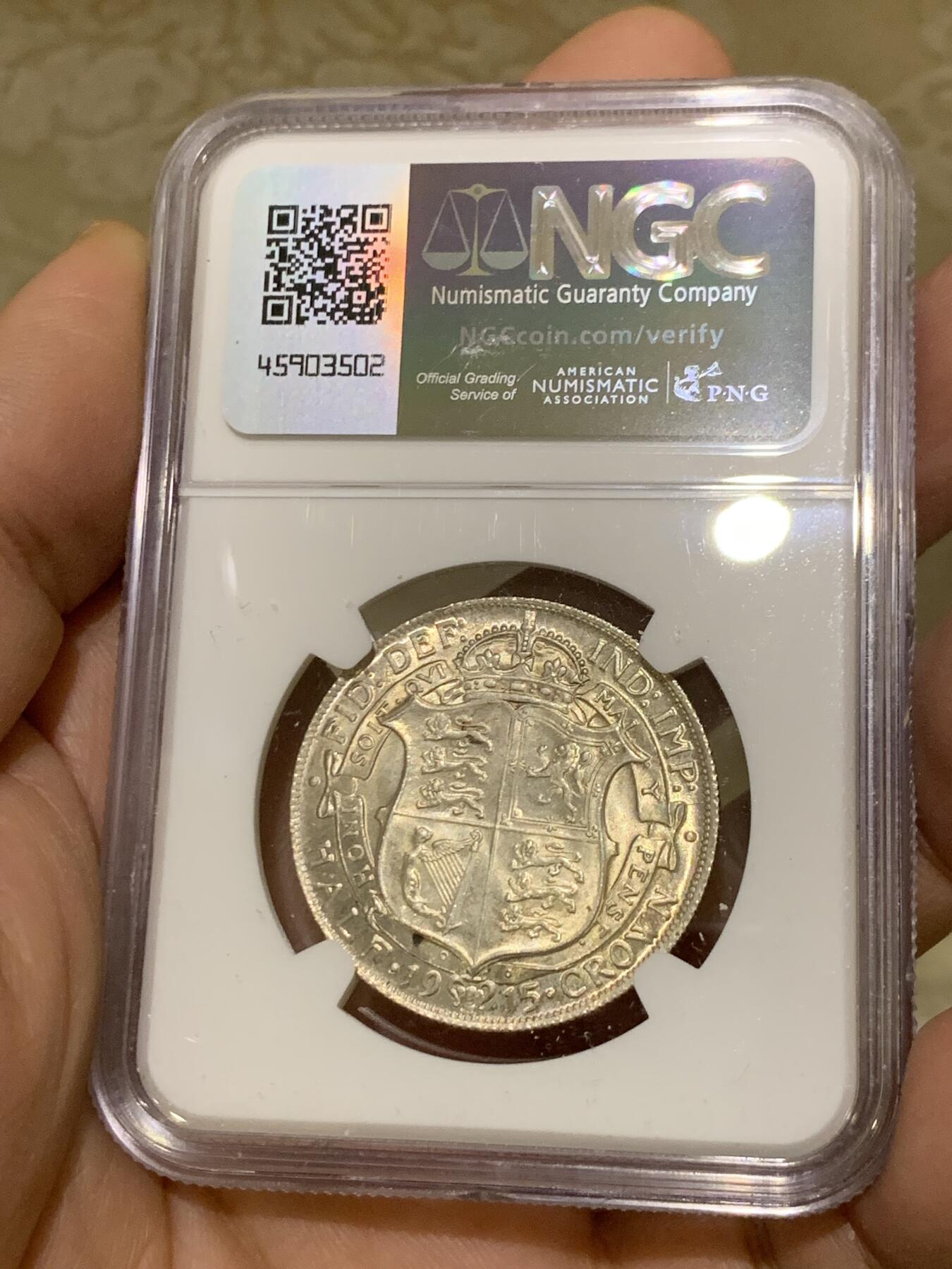 《竞宝斋》第443场 周日，周一，2场连拍 （全场包邮） NGC MS65 英国1915乔治五世流通半克朗银币，转光四溢，银色清爽，收藏级品质。流通版能到65分难度大，书价365美刀，是64分的近两倍。