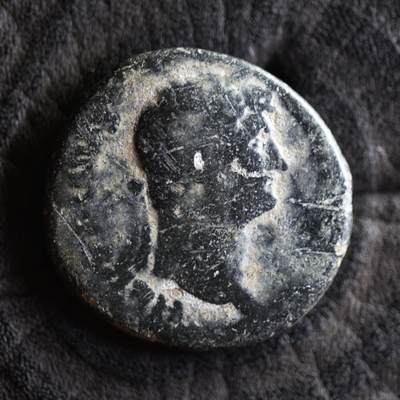 【良泉】【2025年最后一场】12月18日晚19.30点开拍！188组【直播场】西方古代钱币、丝路杂项、印章！ - 9.91克，公元125-128年【古罗马】五贤帝-哈德良打制“健康女神-萨卢斯”阿斯铜币