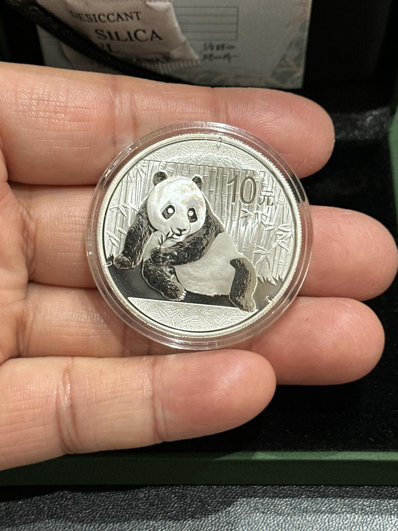 《外钞收藏家》第五百九十期（欧洲强钞、港币、硬通货及丰富裸币大拍场）（本平台长期征集拍品、欢迎藏友们联系合作） 2015年熊猫银币 带证书和盒子