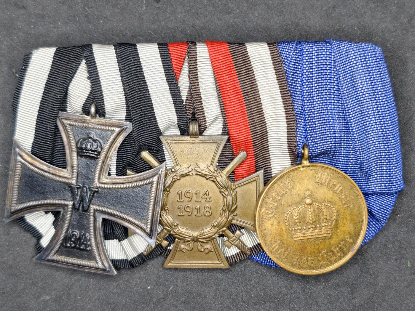 凯旋世界勋赏（第20期）（欢迎送拍）（对拍品有疑问请询问客服，不接受到手刀，出价默认拍品品相。请认真阅读拍卖规则！出价默认已认可！）（收到货请录制开箱视频，无视频概不处理问题。） 德国三联排，一战帝德一级铁十字，兴登堡十字，十二年服役