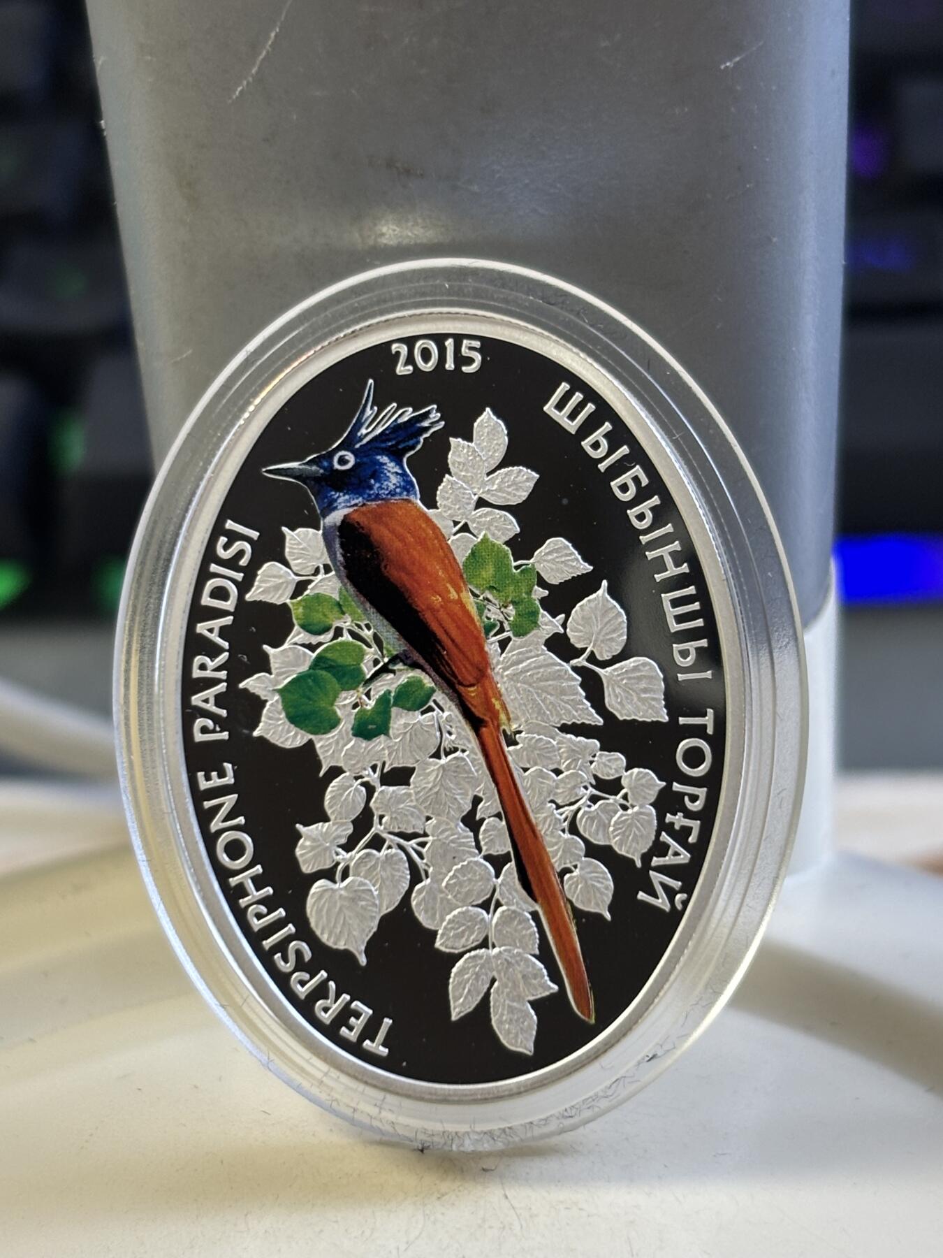 第183期拍卖 哈萨克斯坦2015年鸟类彩色椭圆形纪念银币，925银，31.1克，发行3000枚