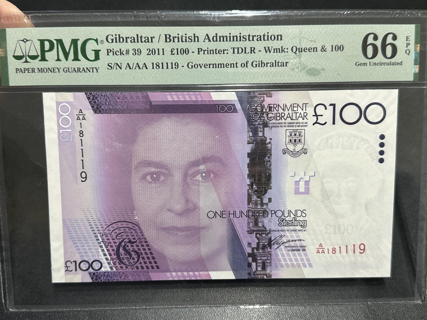 《外钞收藏家》第五百九十期（欧洲强钞、港币、硬通货及丰富裸币大拍场）（本平台长期征集拍品、欢迎藏友们联系合作） 2011年直布罗陀女王100镑 AAA冠 倒置号 PMG66