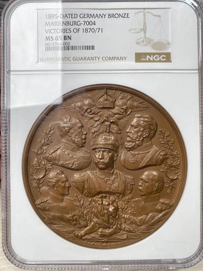 万国钱币拍卖第056期 - NGC MS65 1895年德国普鲁士威廉二世三皇纪念普法战争胜利25周年大典大铜章 历三皇 终三战 平三国 终促成德意志大一统的全新欧陆新格局 除三皇之外 最最重要的帝国左膀右臂毛奇与俾斯麦赫然在列 戎装日耳曼尼娅女神献上皇冠 帝国荣誉精品章牌之一 100mm最大规格极其罕见