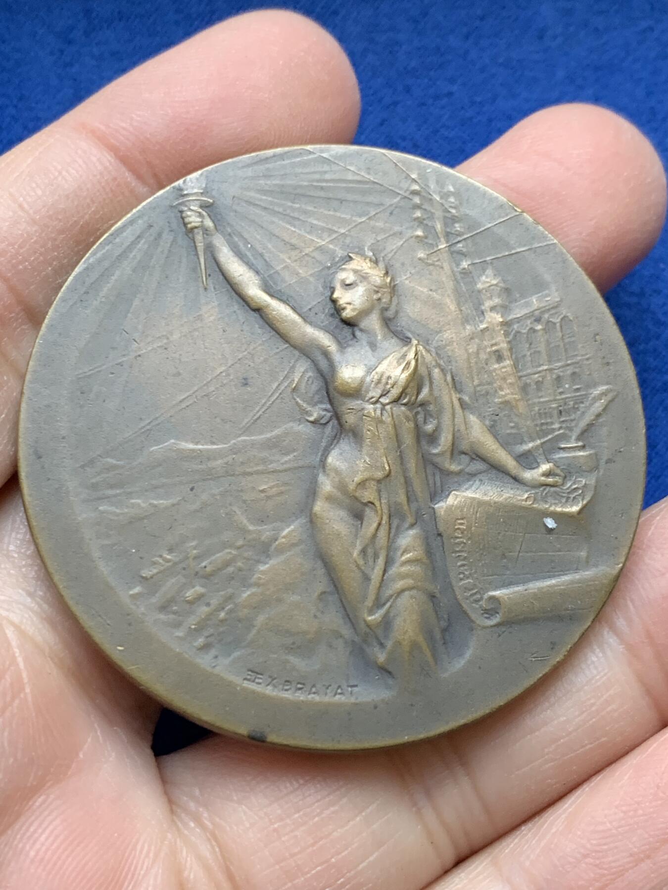 《竞宝斋》第443场 周日，周一，2场连拍 （全场包邮） 法国巴黎世界博览会铜章 正方形铜标 62.3克 50.2mm