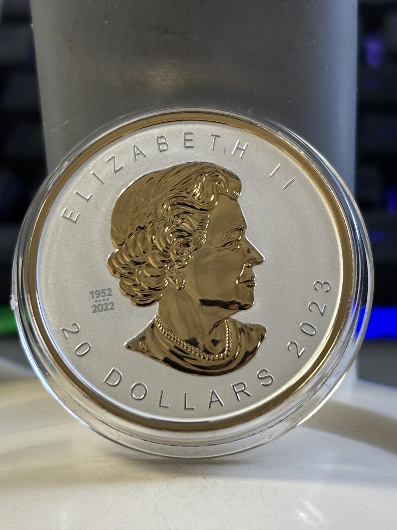 第183期拍卖 加拿大2023年枫叶发行35周年超高浮雕1盎司局部镀金银币，9999银镀金，发行8000枚，