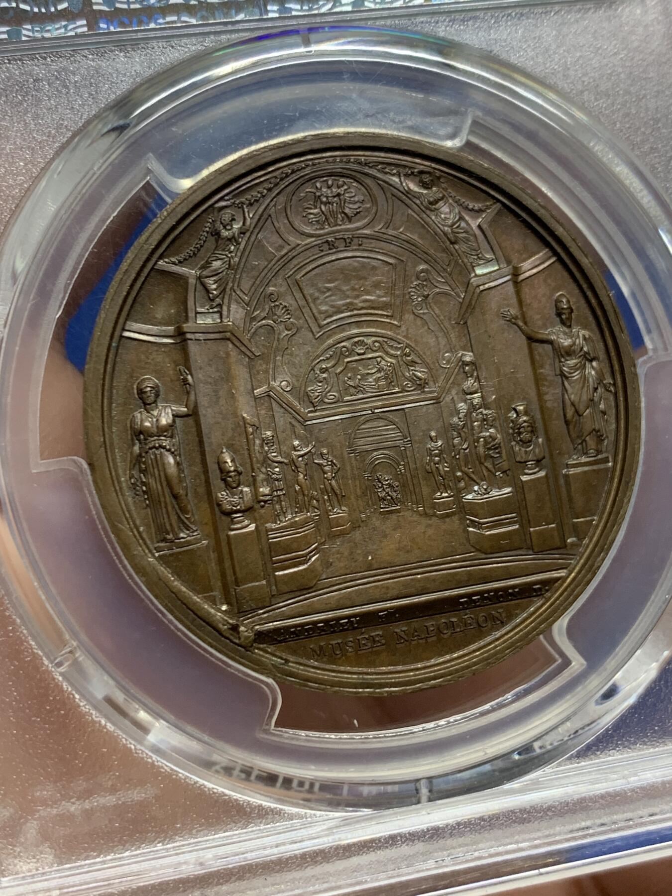 《竞宝斋》第443场 周日，周一，2场连拍 （全场包邮） PCGS SP63 高分 1804年原铸 法国皇帝拿破仑一世罕见卢浮宫博物馆题材铜章。正面拿破仑皇帝，背面博物馆展厅，雕刻细腻叹为观止。少见品。