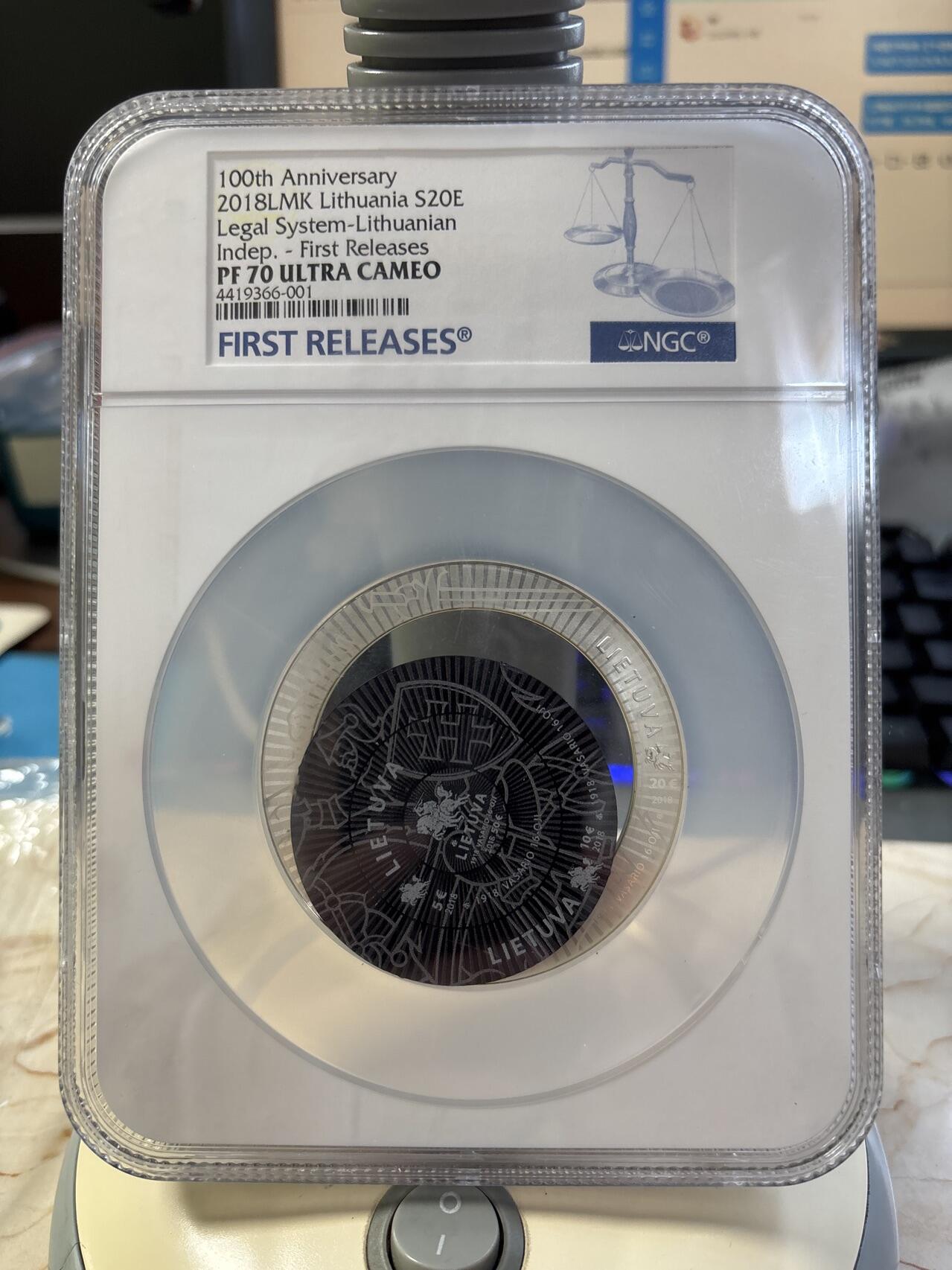 第183期拍卖 立陶宛2018年建国百年中空环形20欧纪念银币NGC-PF70首期蓝标无盒无证书，925银，28.28克，中间的有脱落
