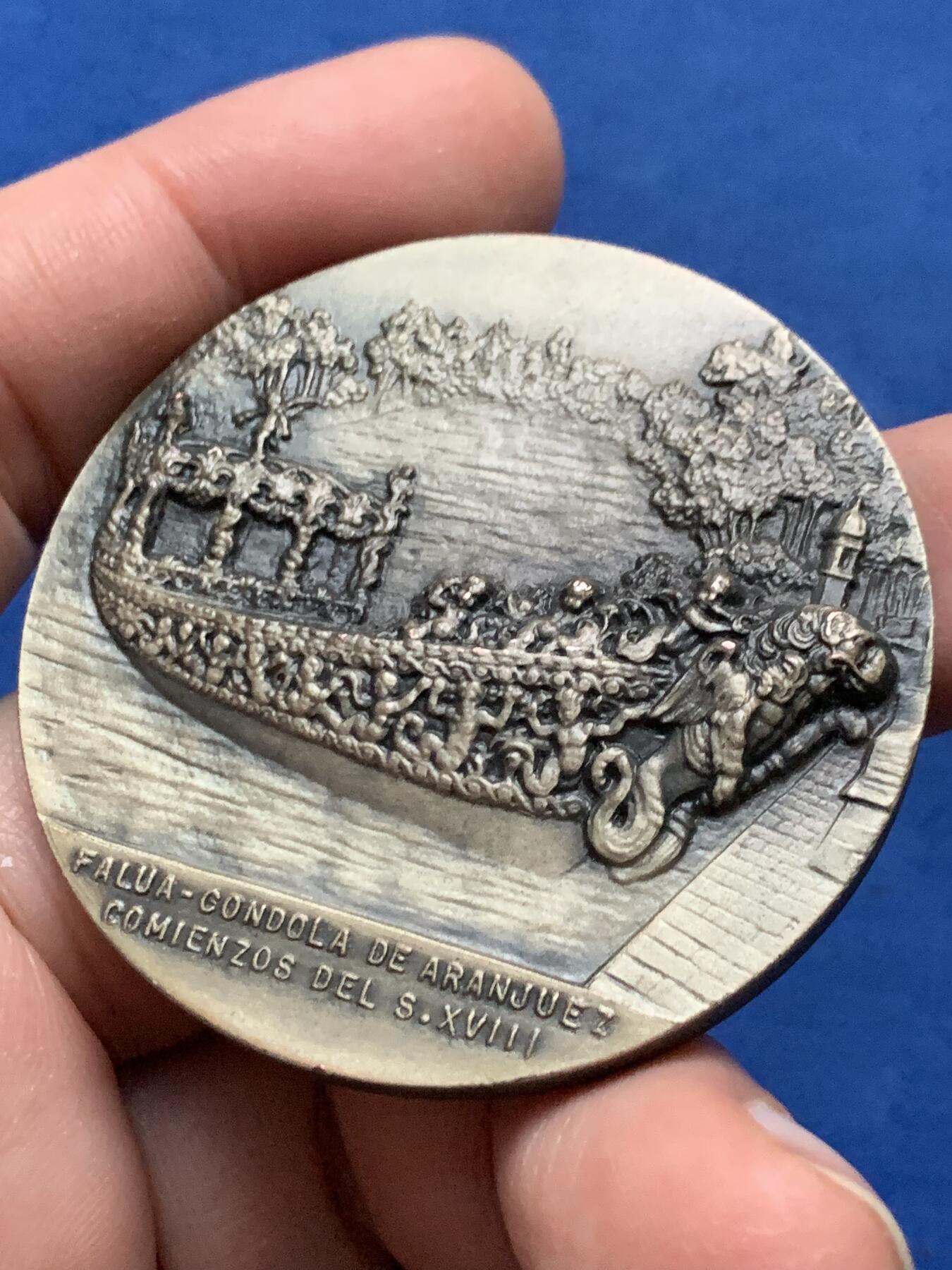 《竞宝斋》第443场 周日，周一，2场连拍 （全场包邮） 1970年西班牙巴塞罗那第八届国际航海博览会纪念镀银铜章 66.5克 50mm 带盒 正面：阿兰胡埃斯宫贡多拉御船