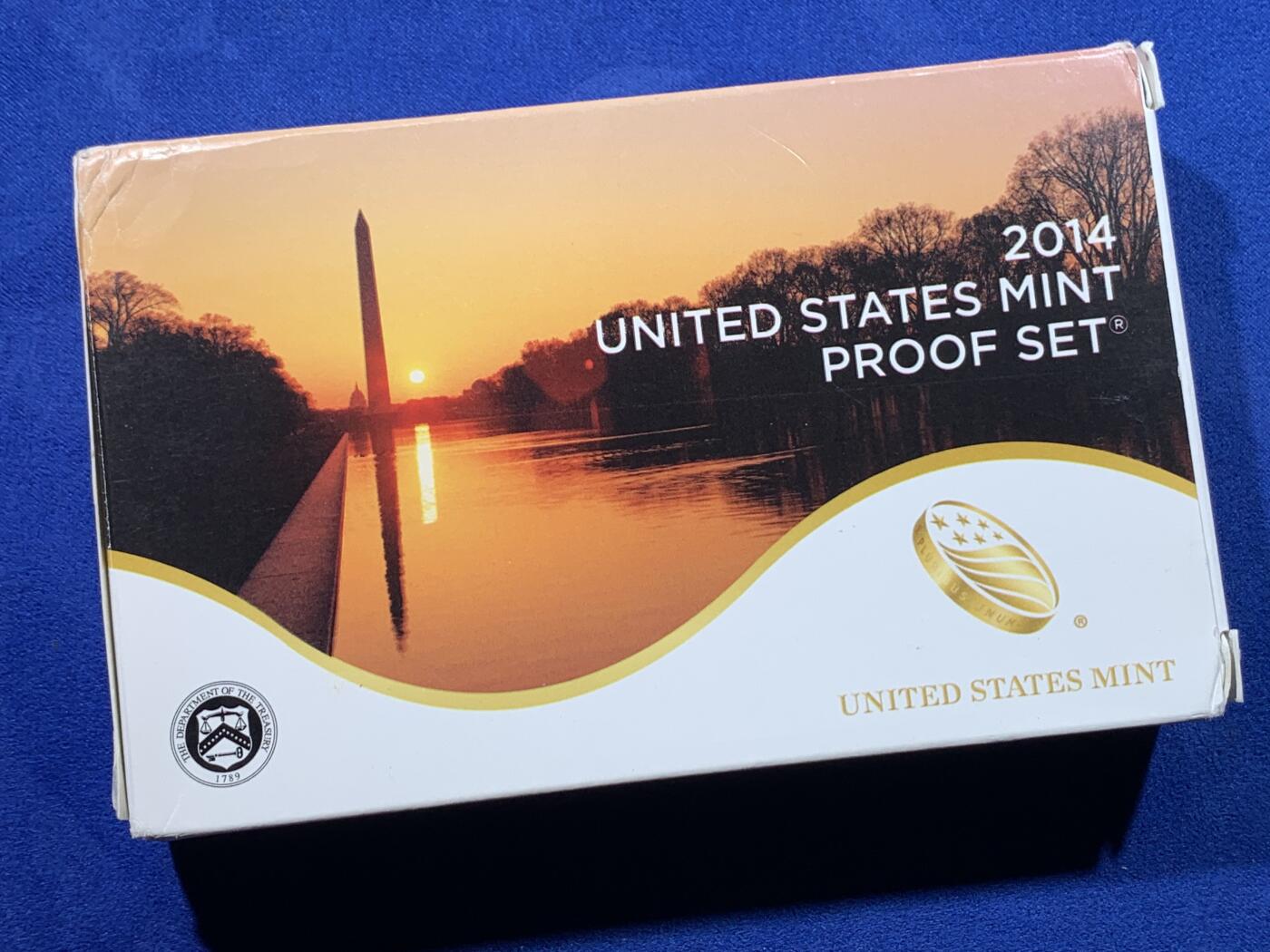 《竞宝斋》第443场 周日，周一，2场连拍 （全场包邮） 美国2014年精制套币（3本：总统币4枚，州币5枚，流通币5枚有萨卡嘉维亚）细节见图