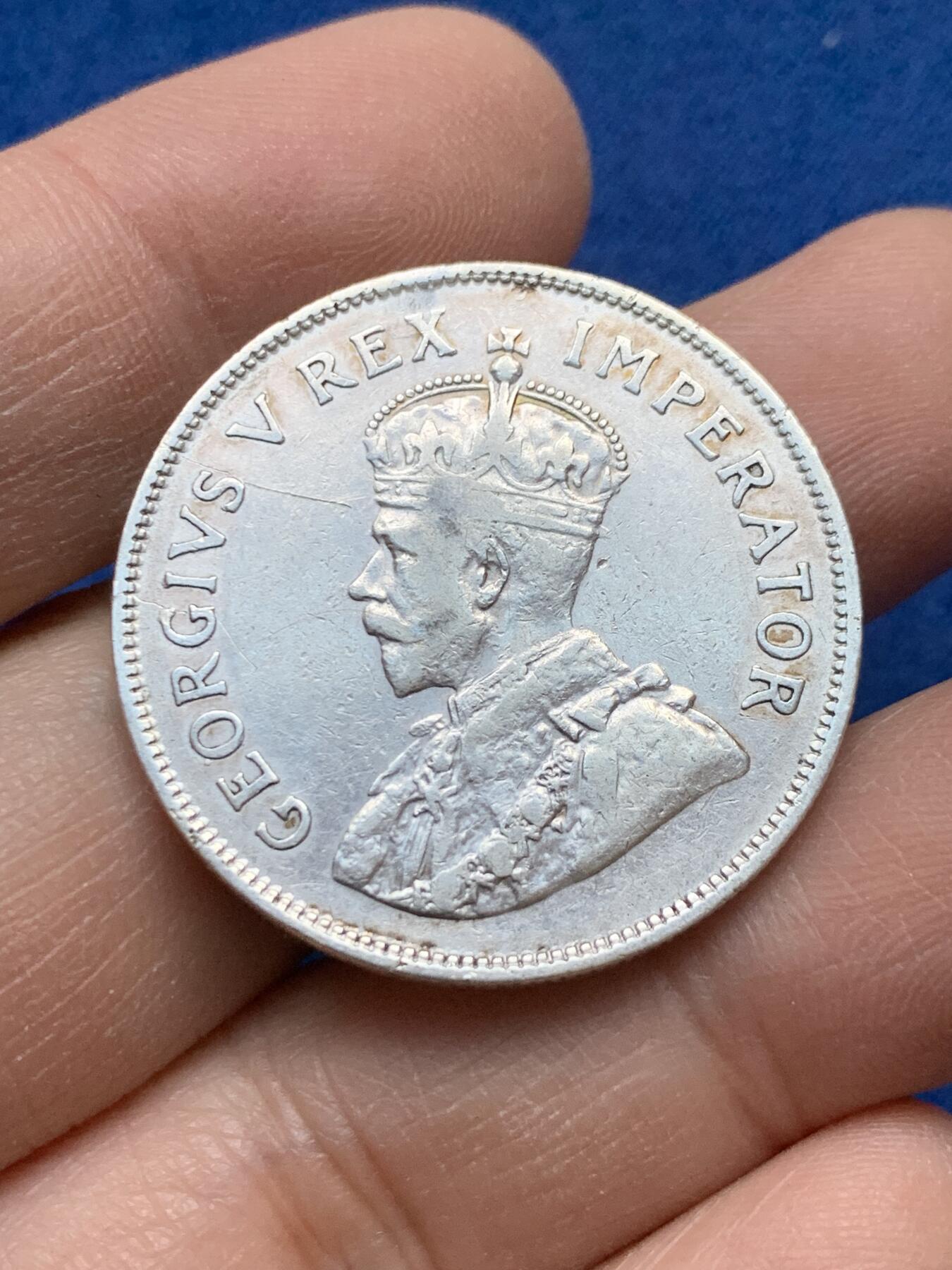 《竞宝斋》第443场 周日，周一，2场连拍 （全场包邮） 南非1928年乔治五世2.5先令银币 800银 14克 顶部有打磨痕迹 细节见图