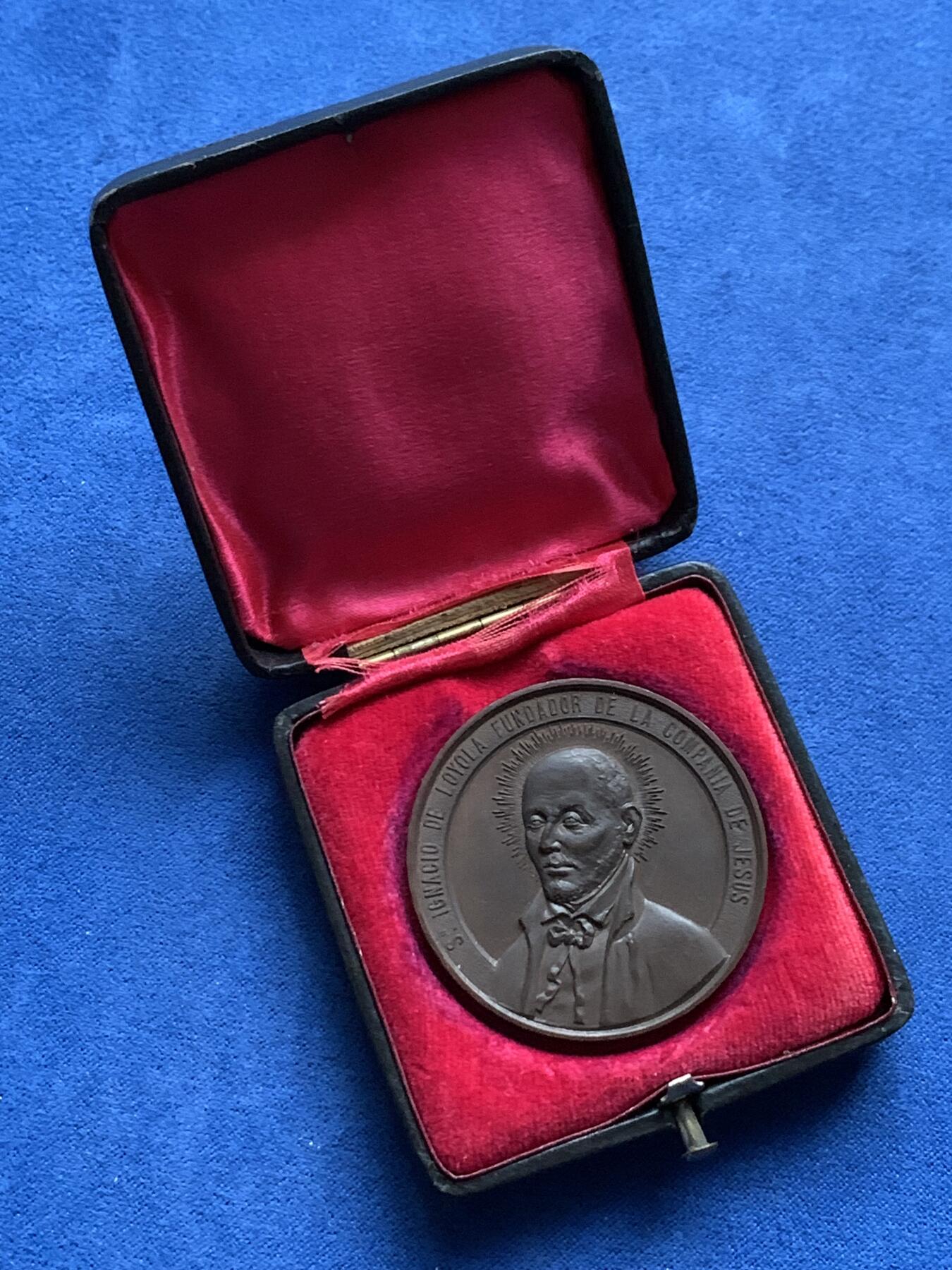 《竞宝斋》第443场 周日，周一，2场连拍 （全场包邮） 耶稣会学院纪念铜章 高浮雕 好细节 23.3克 40.2mm 带盒  正面：依纳爵·罗耀拉，耶稣会创始人