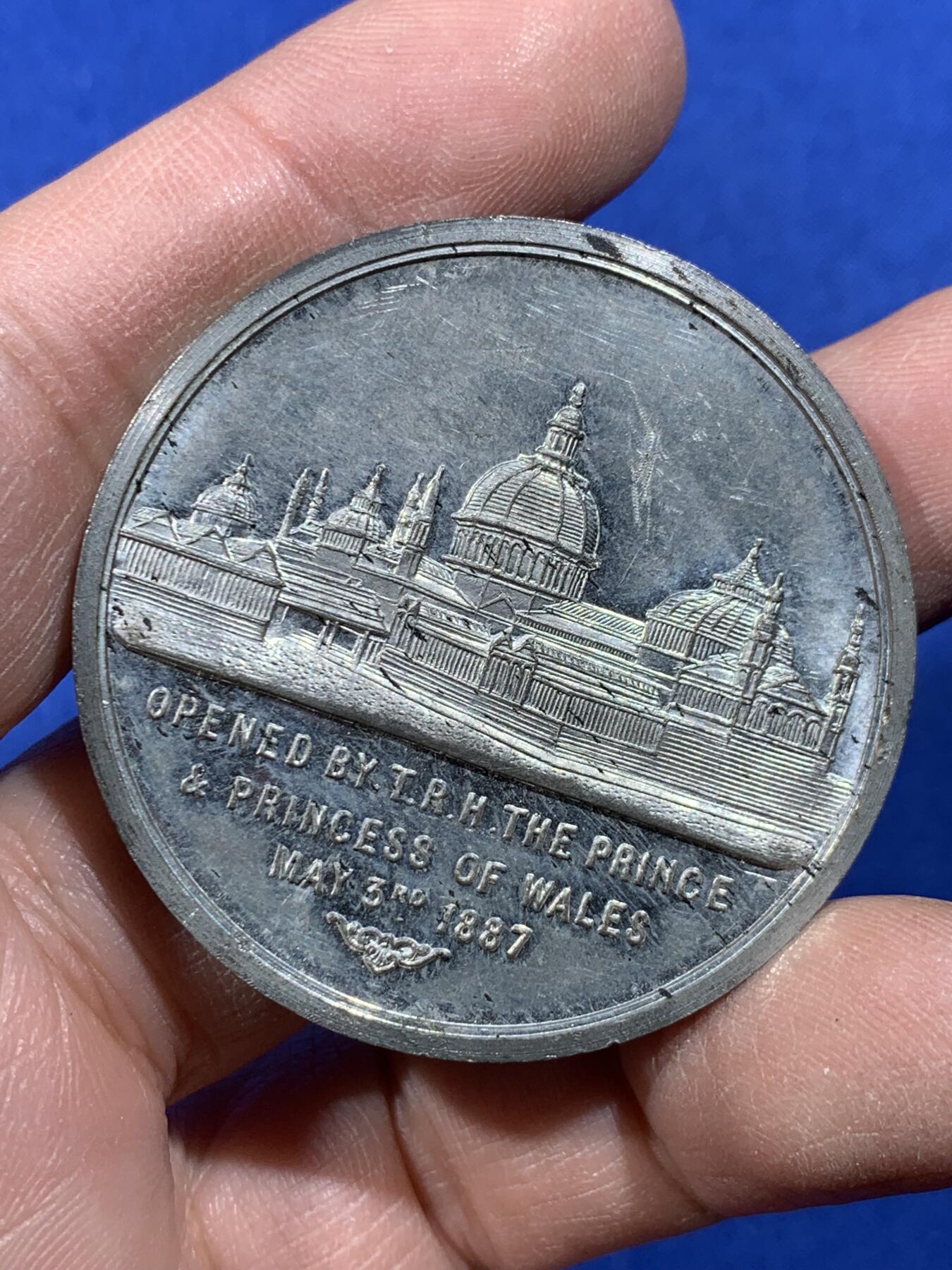 《竞宝斋》第443场 周日，周一，2场连拍 （全场包邮） 英国1887维多利亚女王曼彻斯特皇家禧年纪念大章，高浮雕白色金属，远比铜章稀少，直径44.7mm，重量32.9g，带盒。