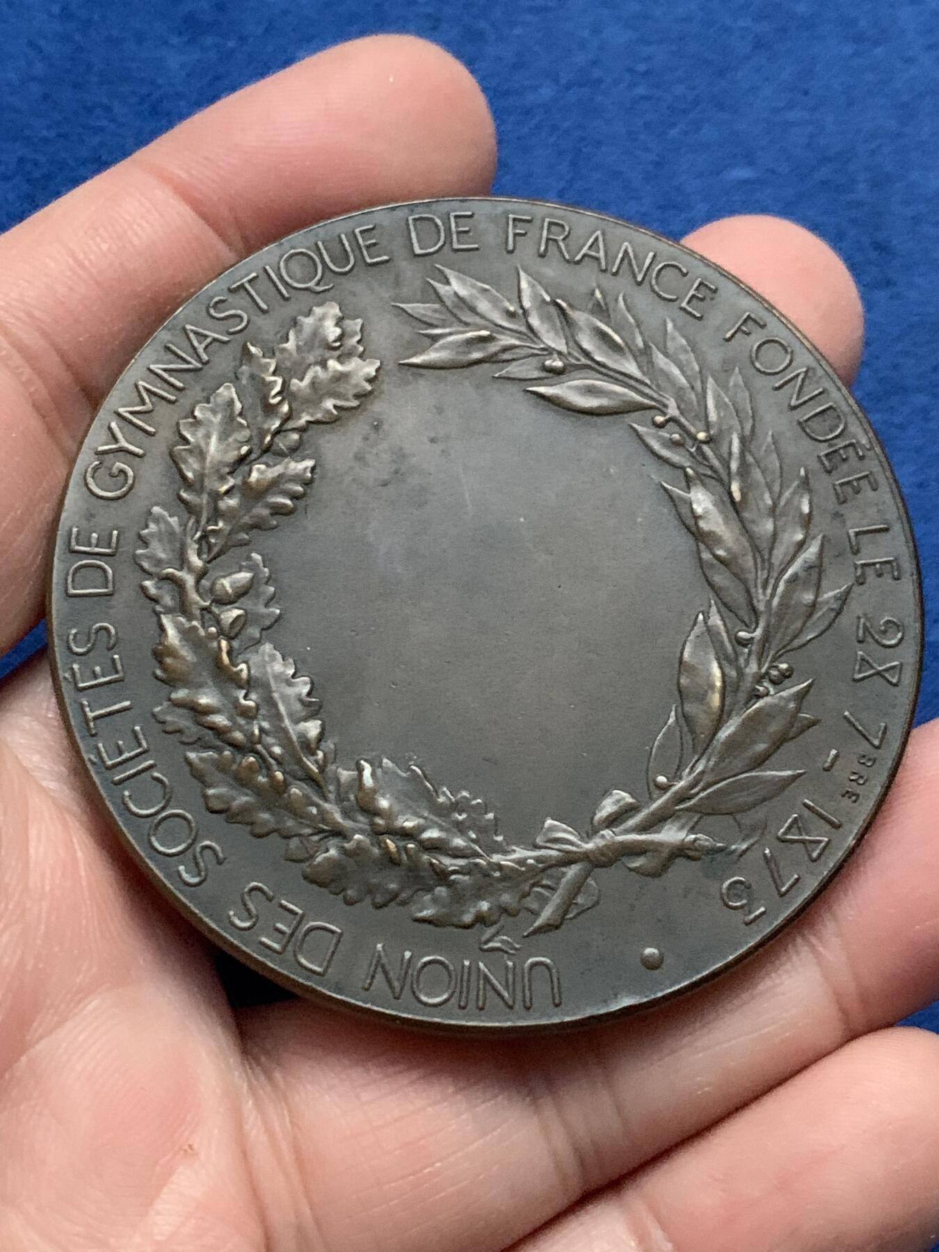 《竞宝斋》第443场 周日，周一，2场连拍 （全场包邮） 名家名作 法国体操协会联盟铜章 93.8克 57.8mm 丰饶角铜标 精美盒装