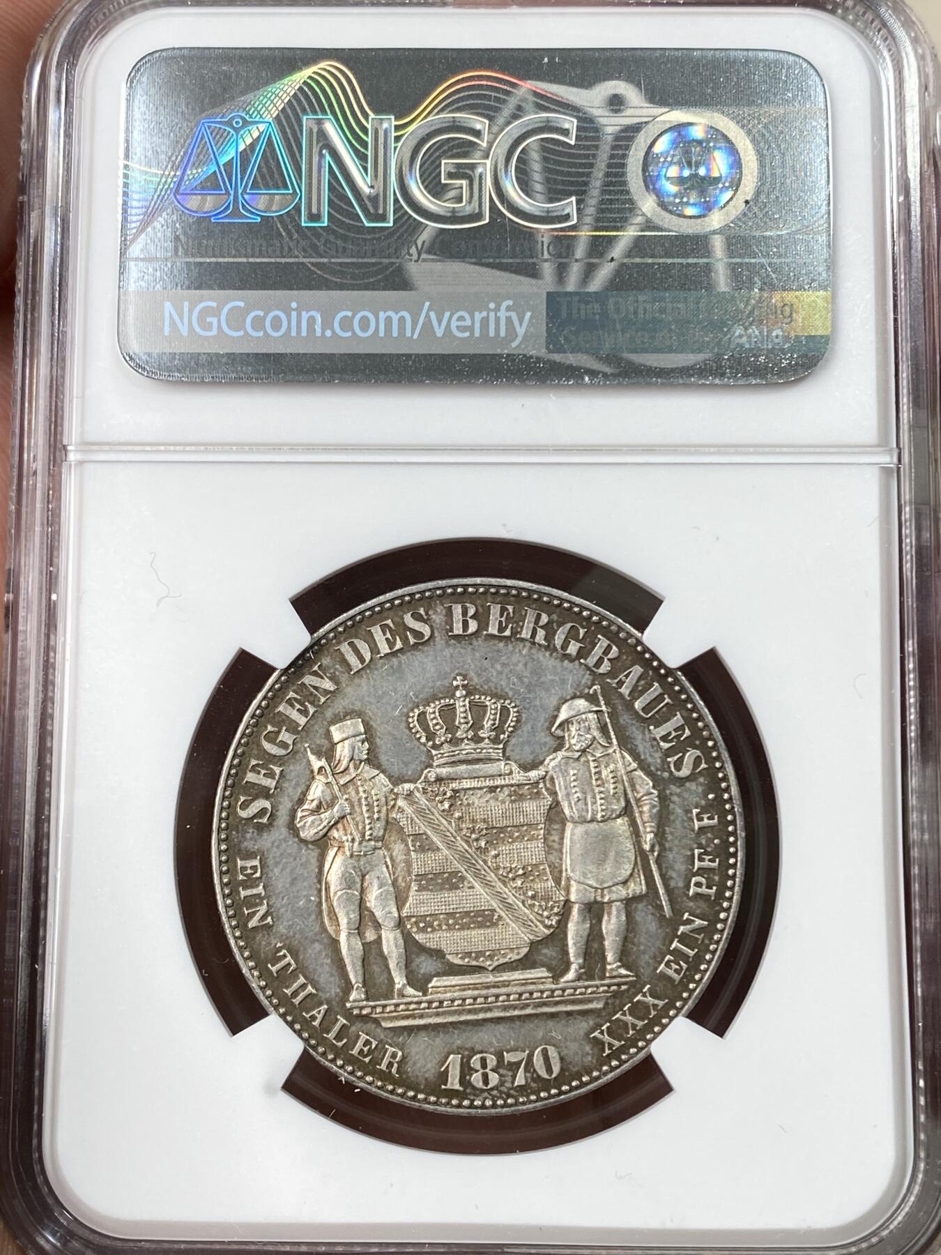 万国钱币拍卖第056期 NGC MS63 1870年德国萨克森流通矿业泰勒银币 双矿工护盾 淡玫瑰色五彩收藏品质