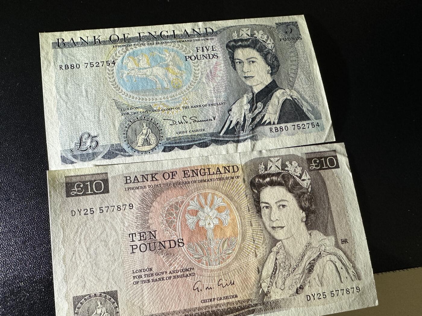 《外钞收藏家》第五百九十期（欧洲强钞、港币、硬通货及丰富裸币大拍场）（本平台长期征集拍品、欢迎藏友们联系合作） 英国D序列5和10镑 2张一起 UNC-