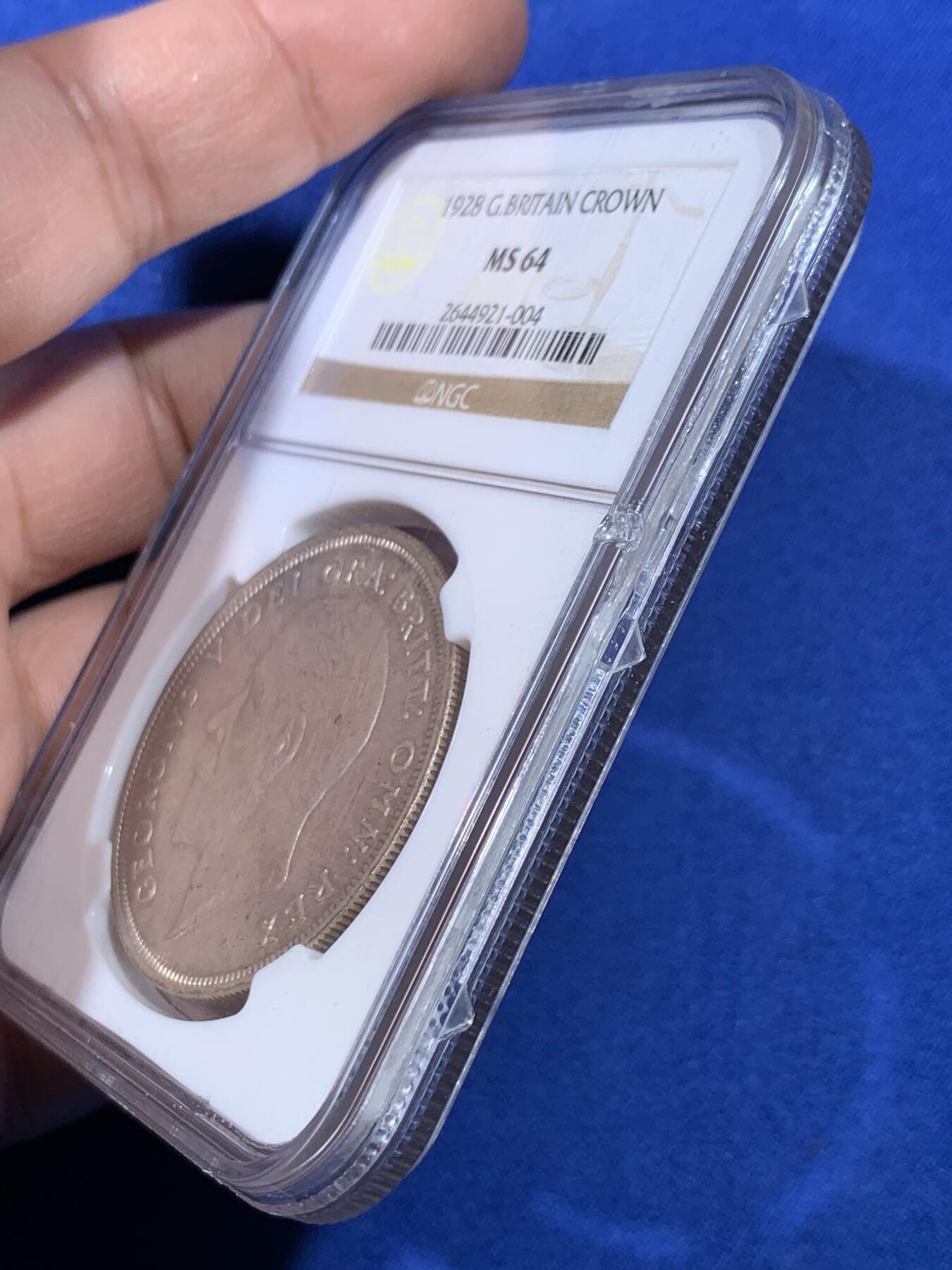 《竞宝斋》第443场 周日，周一，2场连拍 （全场包邮） NGC MS64 英国 1928年乔治五世花冠克朗银币，少见版本，发行量9034枚，两面非常好看的紫灰色包浆，花冠少有这样的醇熟包浆