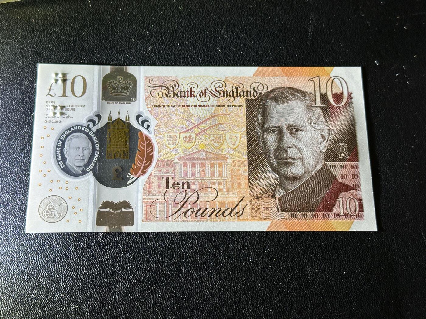 《外钞收藏家》第五百九十期（欧洲强钞、港币、硬通货及丰富裸币大拍场）（本平台长期征集拍品、欢迎藏友们联系合作） 2023年英国查尔斯版10镑 全新UNC