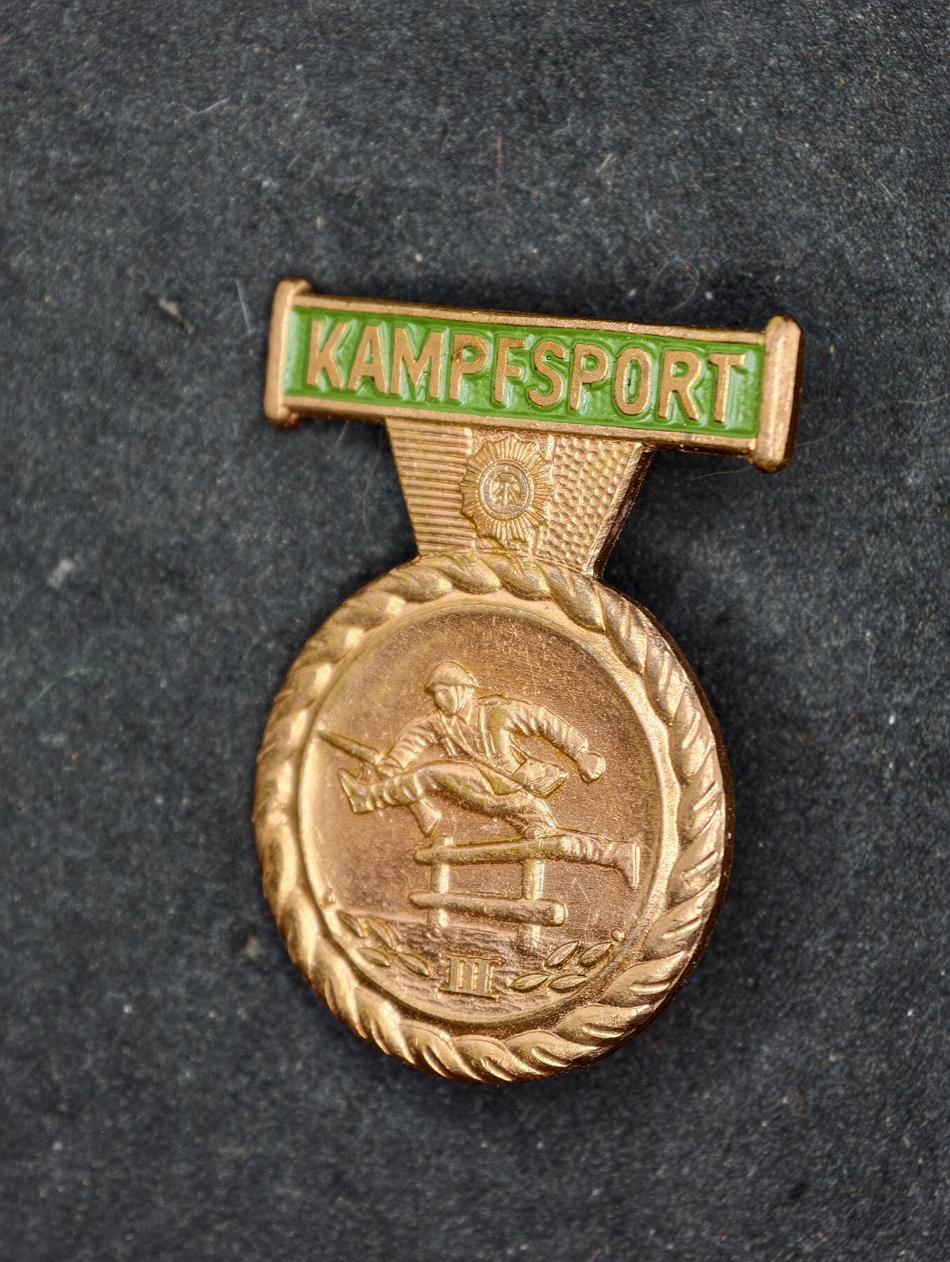 凯旋世界勋赏（第20期）（欢迎送拍）（对拍品有疑问请询问客服，不接受到手刀，出价默认拍品品相。请认真阅读拍卖规则！出价默认已认可！）（收到货请录制开箱视频，无视频概不处理问题。） DDR竞技体育章