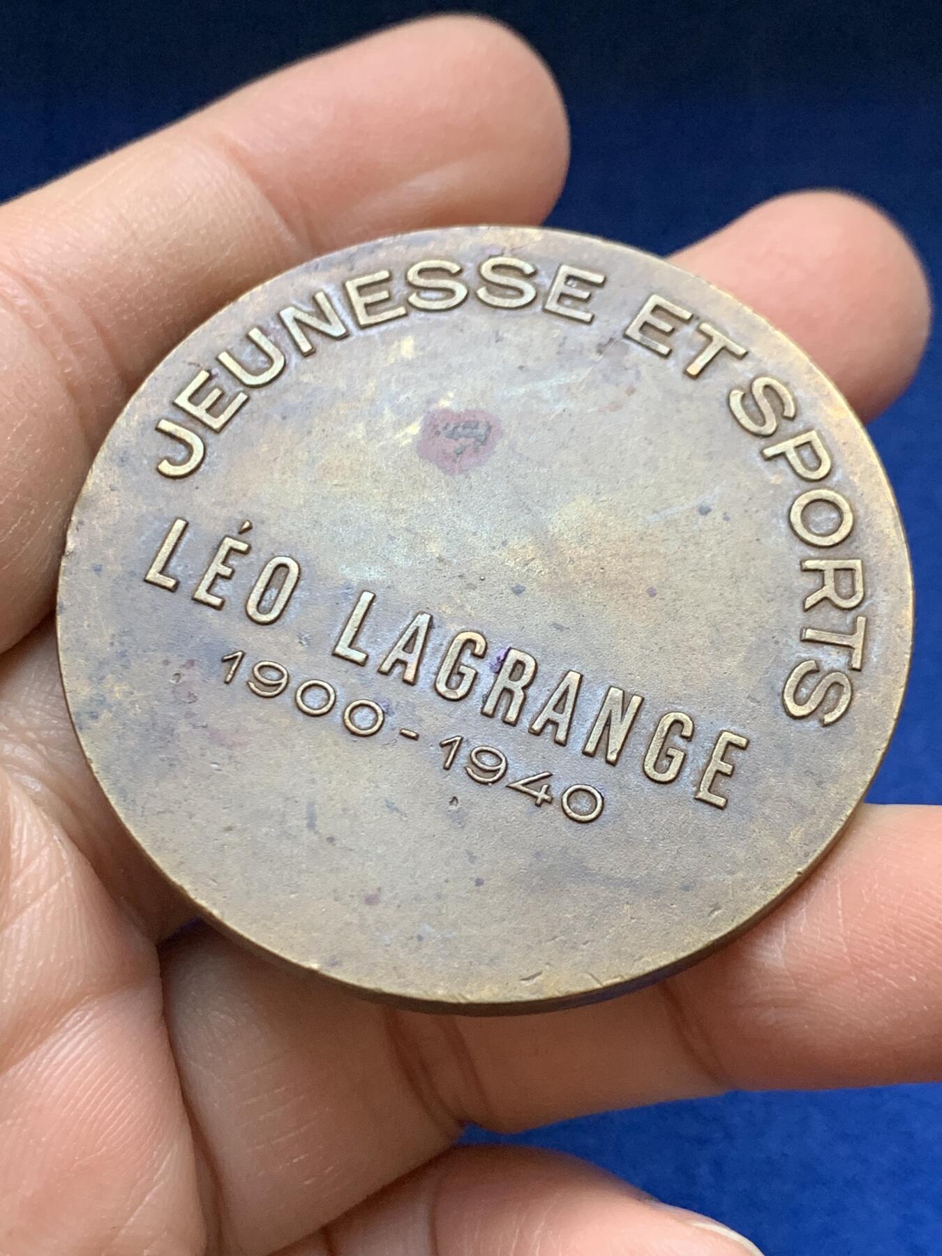 《竞宝斋》第443场 周日，周一，2场连拍 （全场包邮） 法国青年与体育运动-李奥·拉格朗日纪念铜章 77.1克 49.2mm