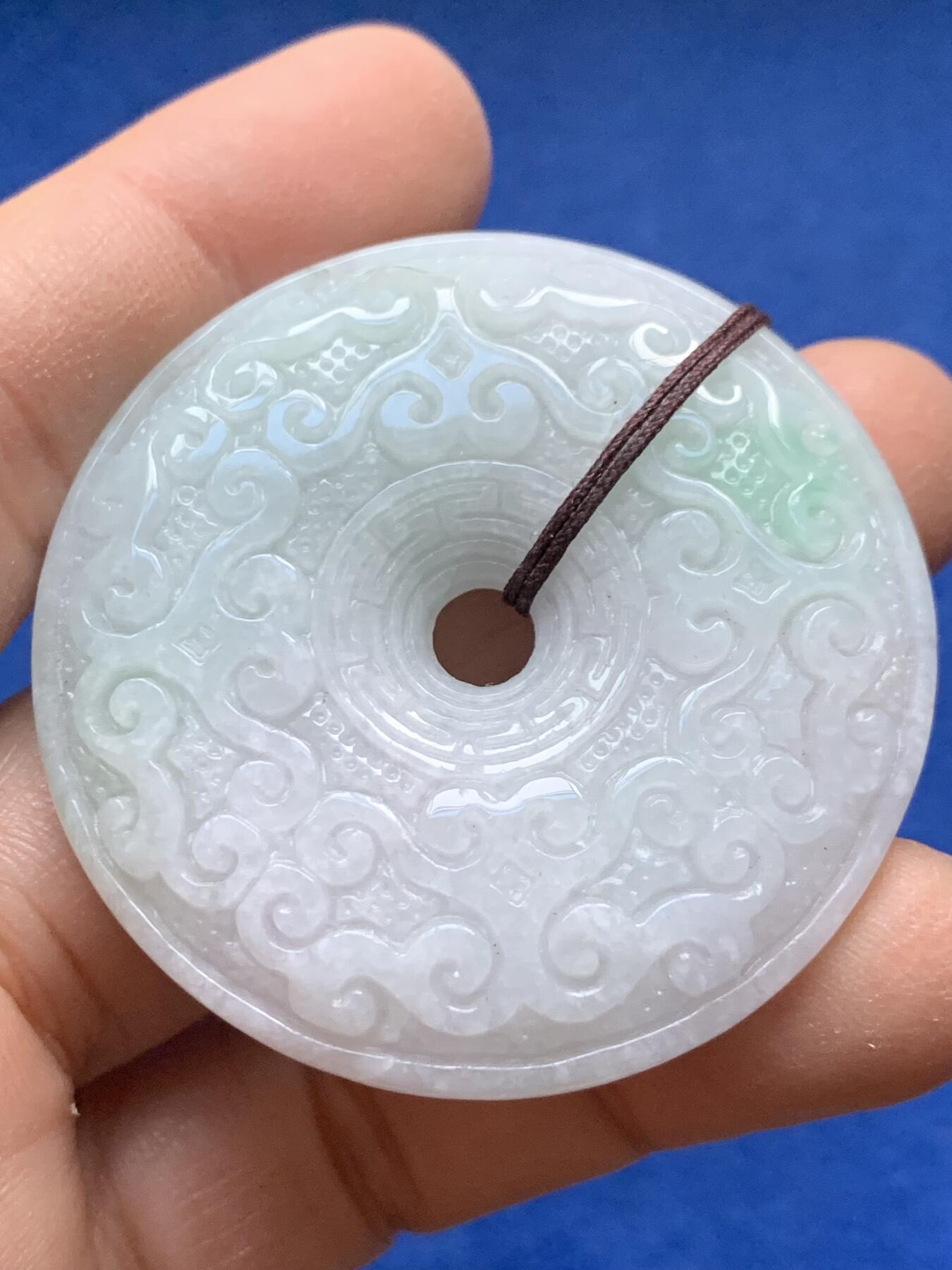 《竞宝斋》第443场 周日，周一，2场连拍 （全场包邮） 玉质平安扣手把件 50.1mm，厚度9.6mm左右，总重约47.6克，有裂纹，材质自辨，细节见图。