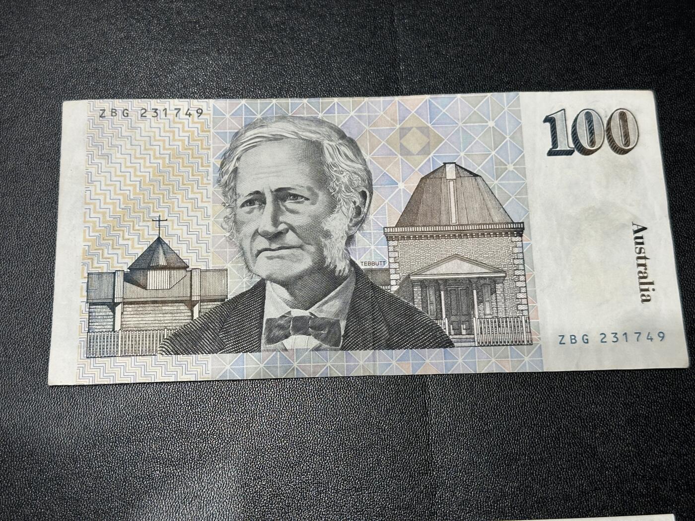 《外钞收藏家》第五百九十期（欧洲强钞、港币、硬通货及丰富裸币大拍场）（本平台长期征集拍品、欢迎藏友们联系合作） 澳大利亚纸币版100澳元 毛线帽 非全新 品相如图