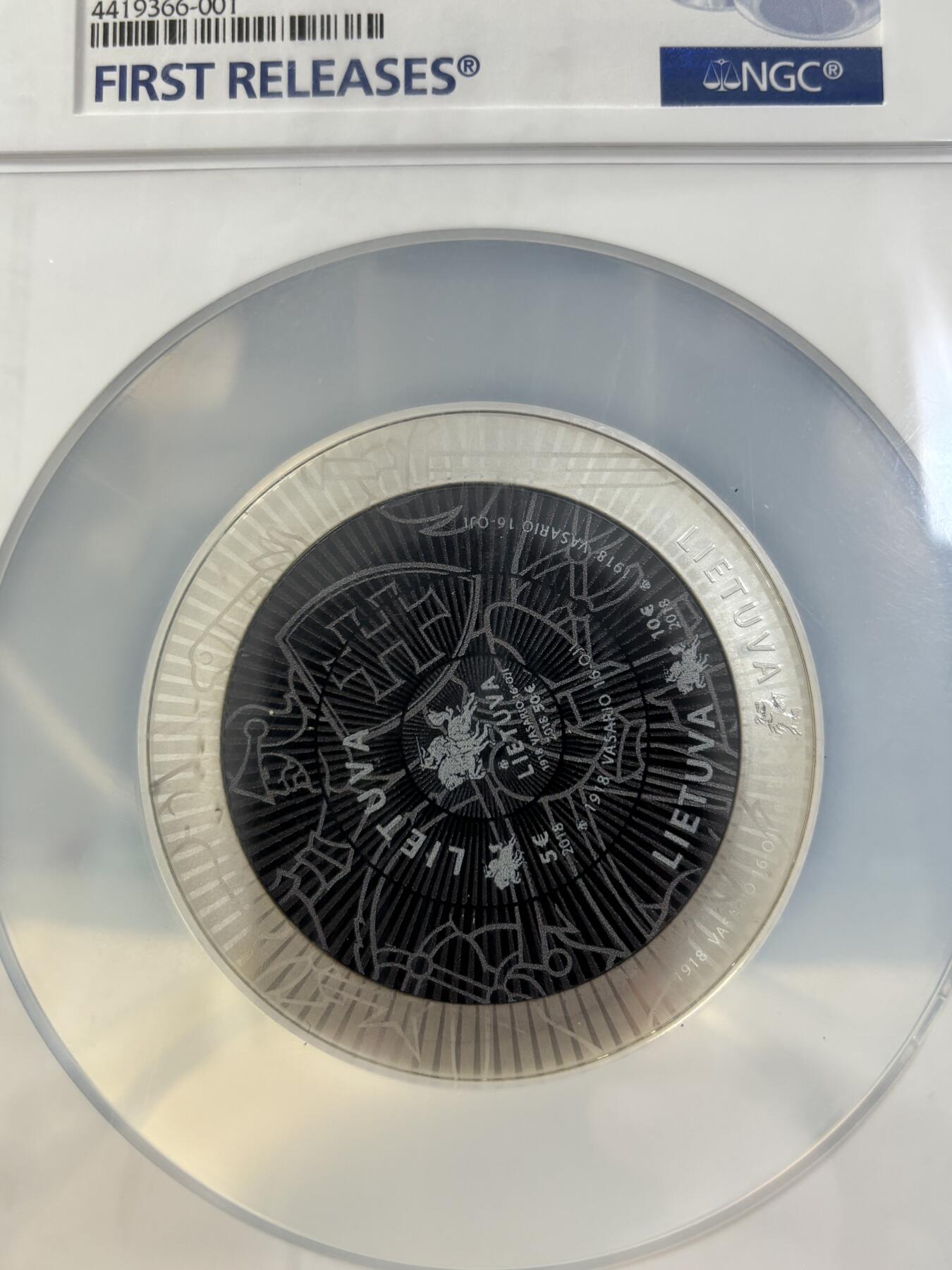 第183期拍卖 立陶宛2018年建国百年中空环形20欧纪念银币NGC-PF70首期蓝标无盒无证书，925银，28.28克，中间的有脱落